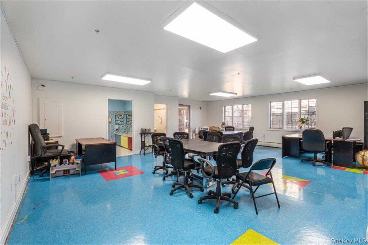 #6 photo, 62-48 Mt Olivet Crescent, Куинс ‖ Middle Village , NY 11379