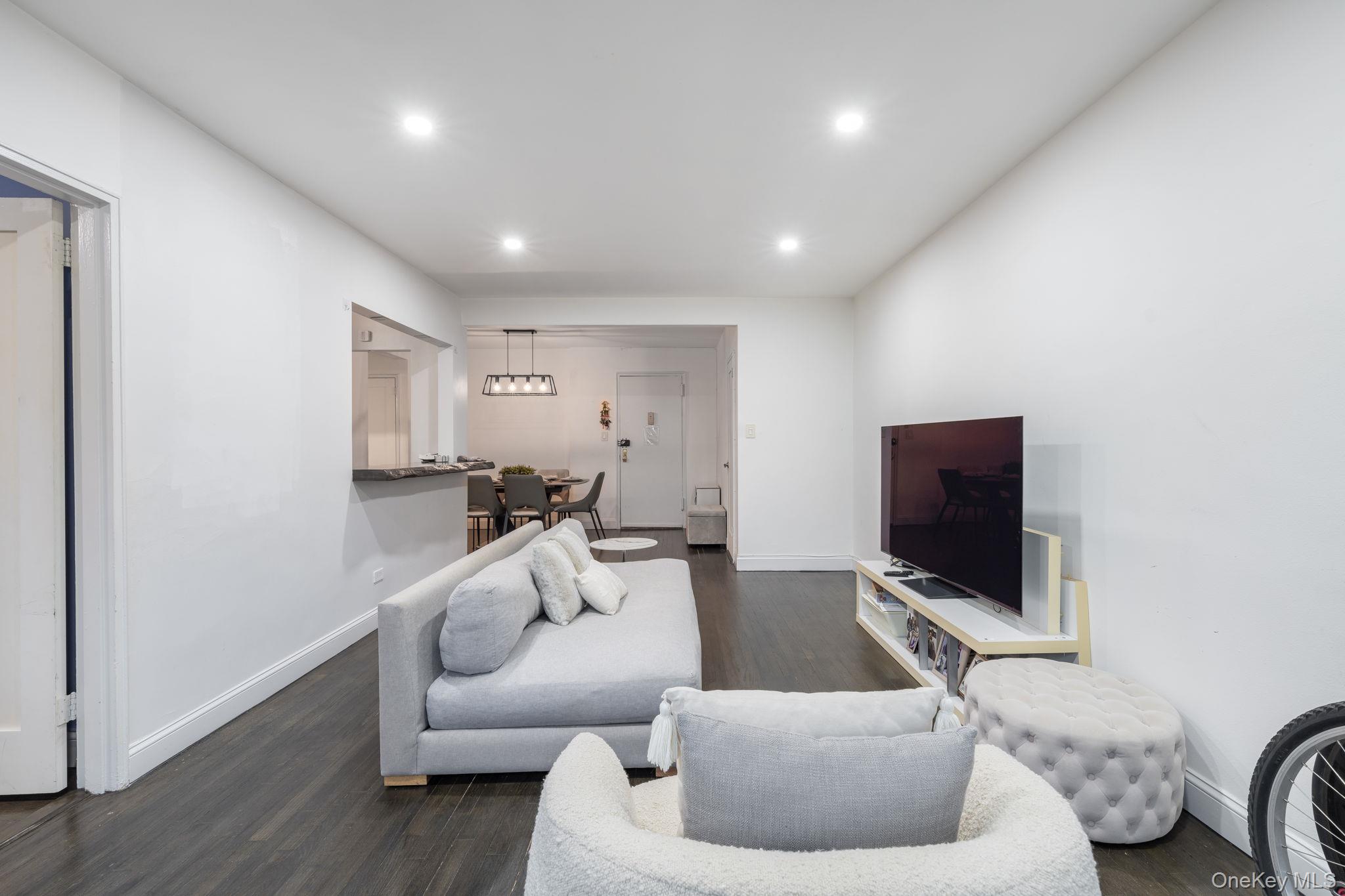 #11 photo, 84-01 Main Street, קווינס Briarwood , NY 11435