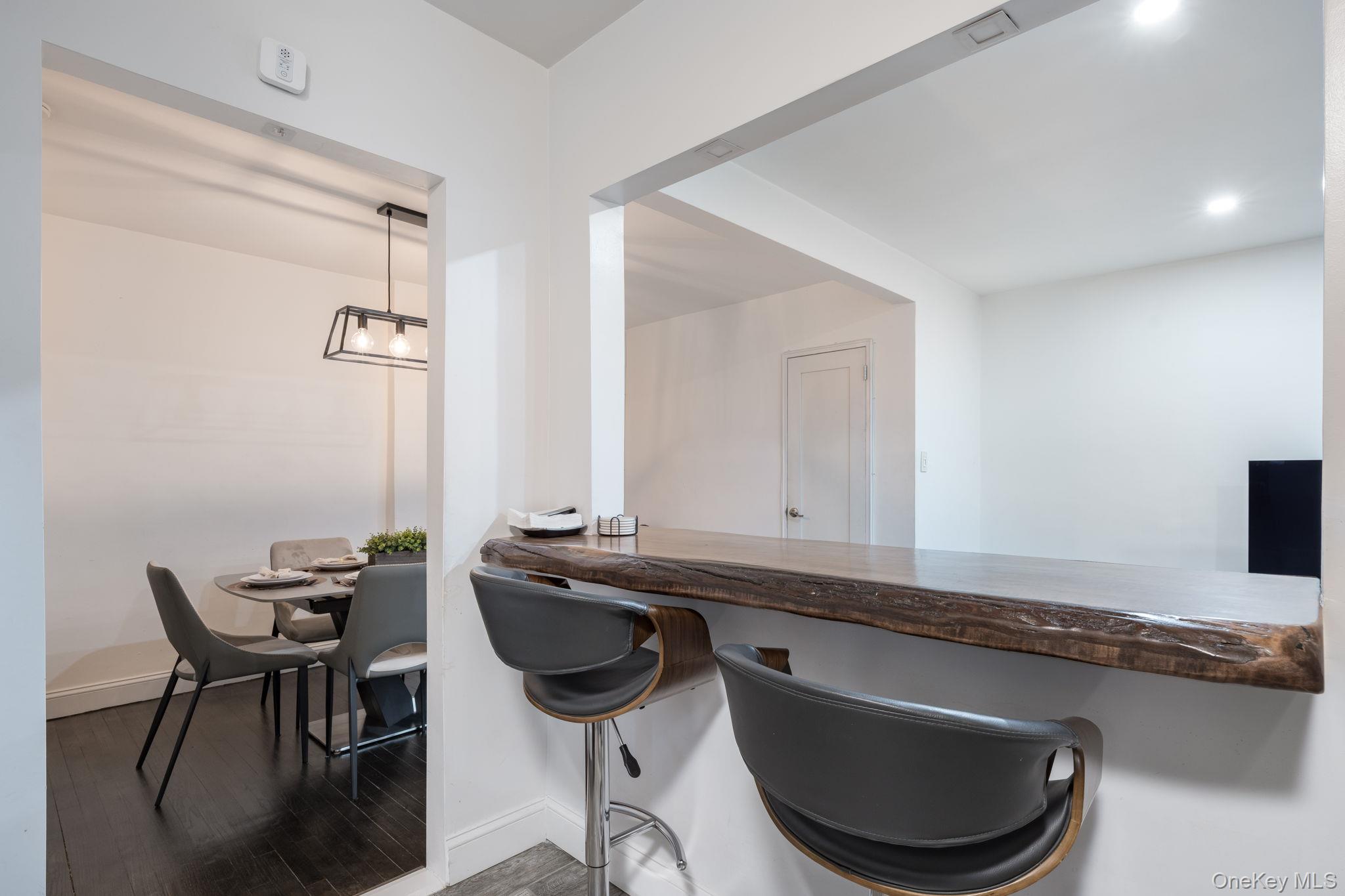 #8 photo, 84-01 Main Street, קווינס Briarwood , NY 11435