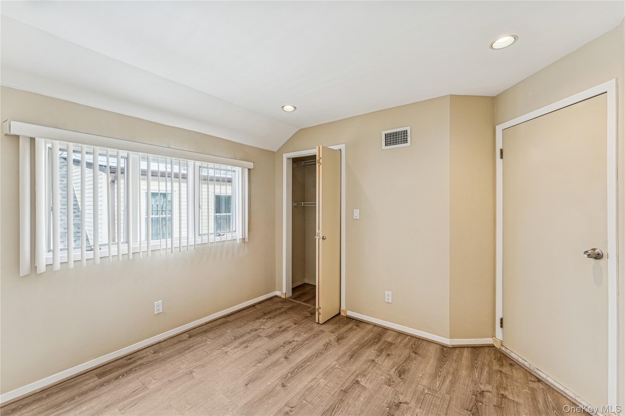 #11 photo, 57-10 253rd Street, Little Neck , NY 11362