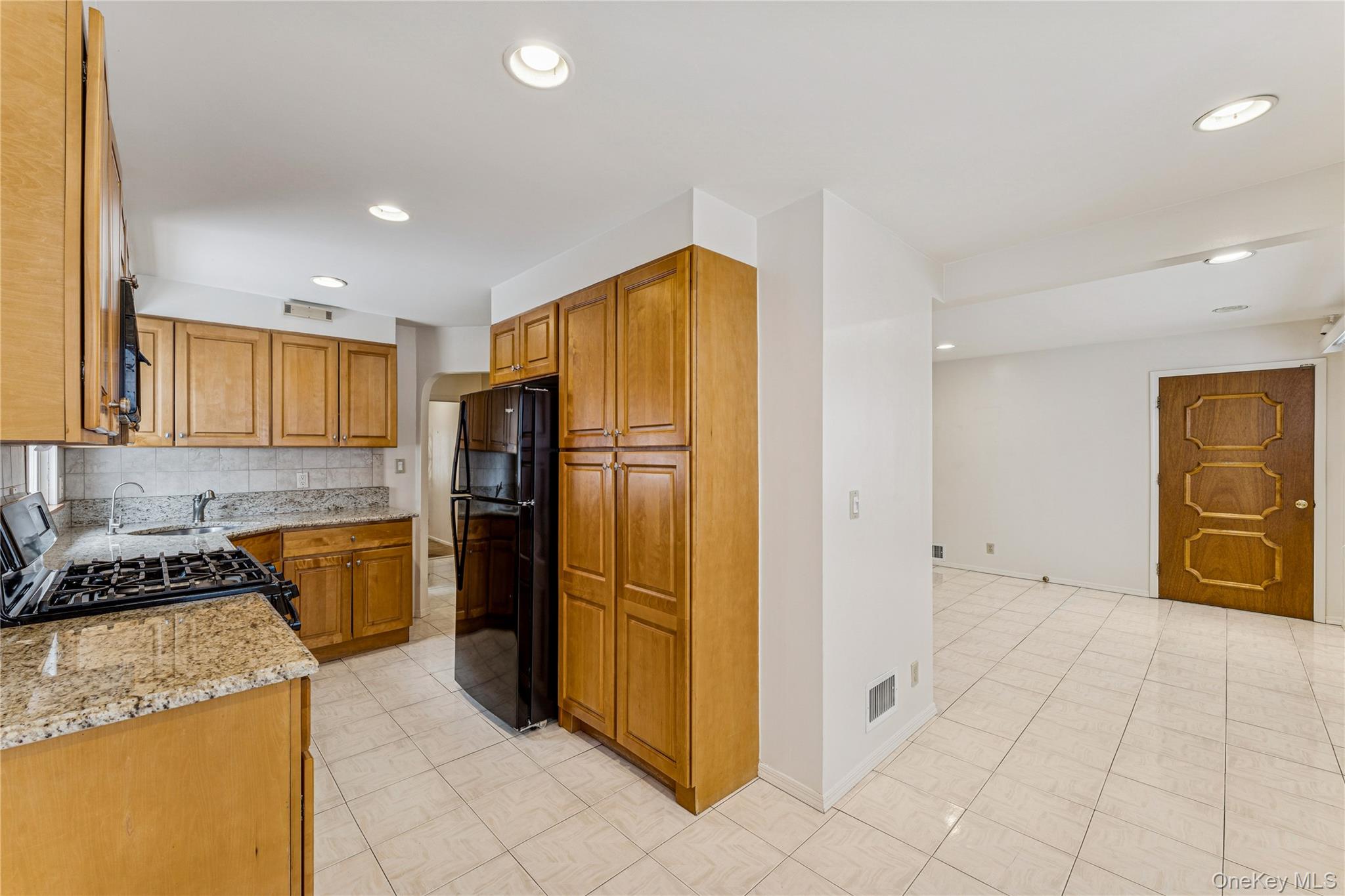 #13 photo, 57-10 253rd Street, Little Neck , NY 11362