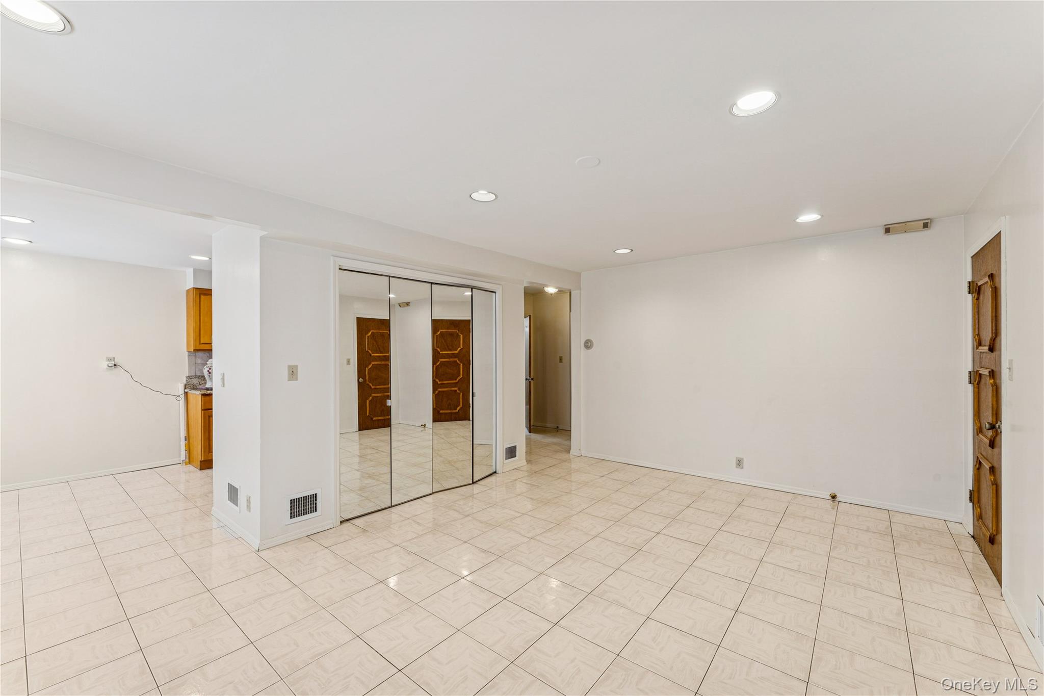 #15 photo, 57-10 253rd Street, Little Neck , NY 11362