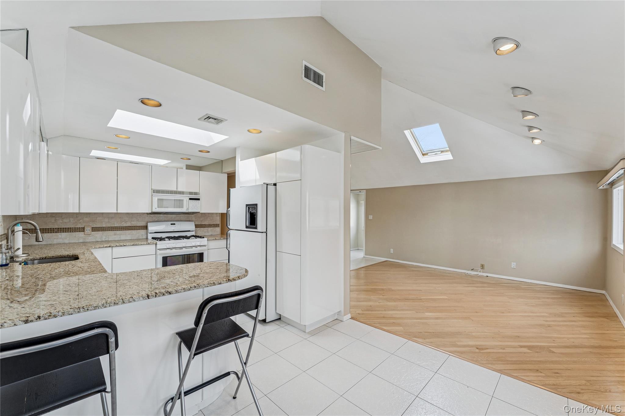 #4 photo, 57-10 253rd Street, Little Neck , NY 11362