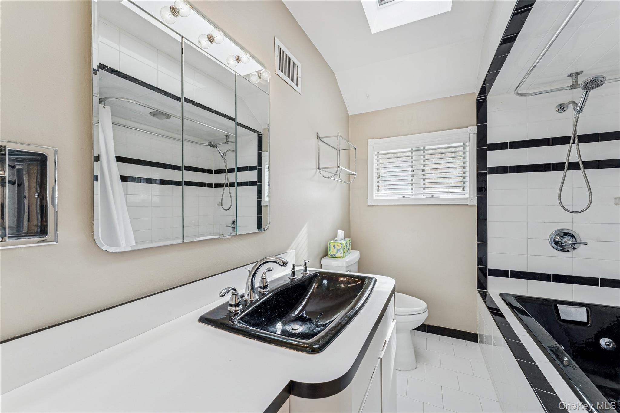 #7 photo, 57-10 253rd Street, Little Neck , NY 11362