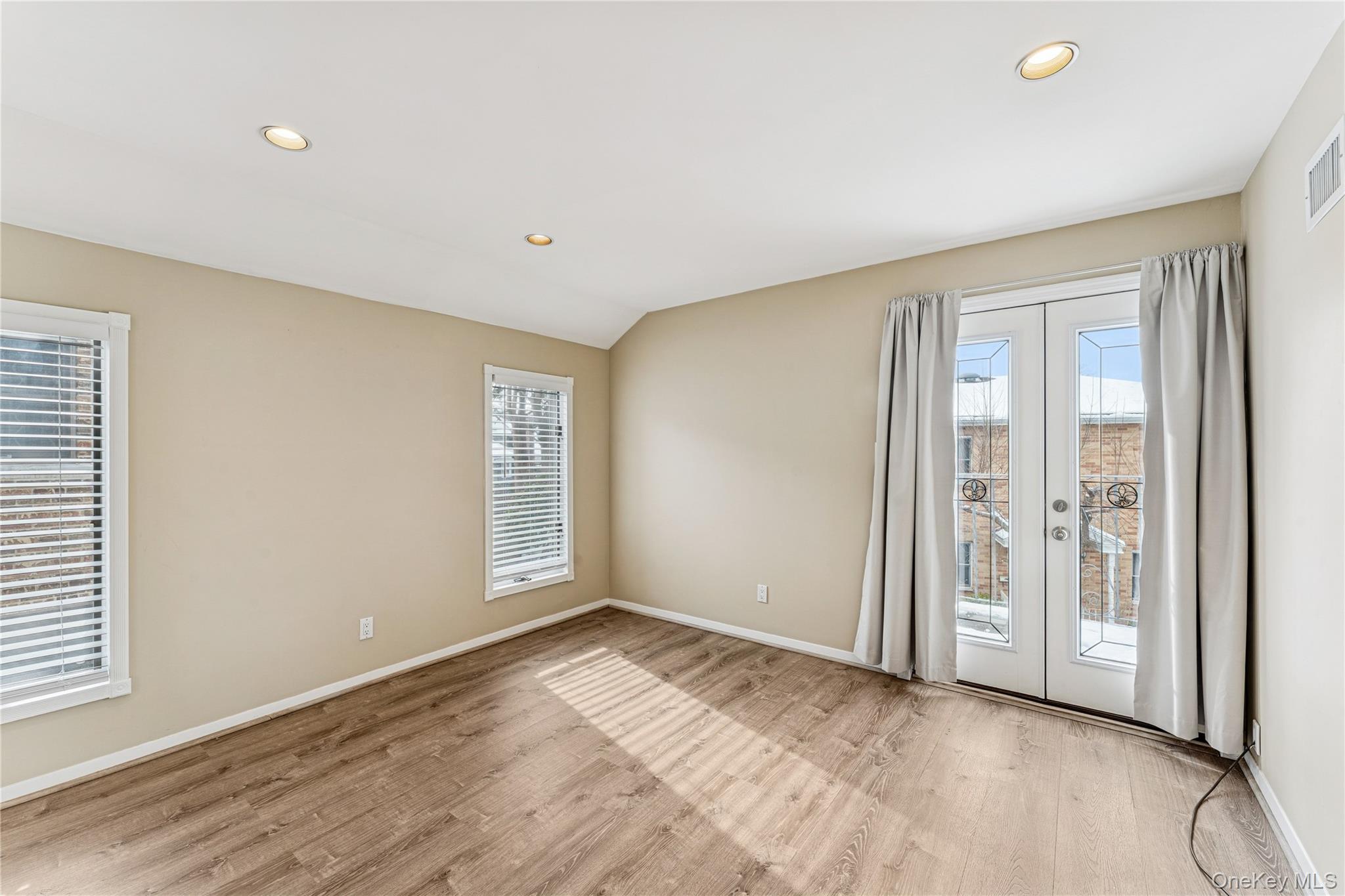 #8 photo, 57-10 253rd Street, Little Neck , NY 11362