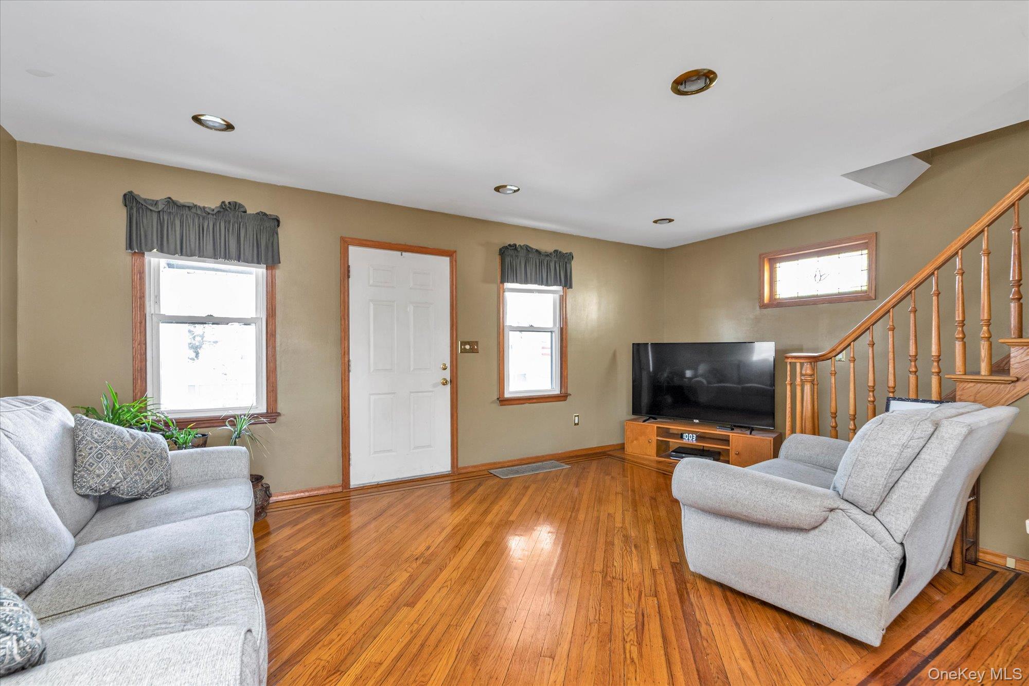 #2 photo, 15 Eton Street, Нассау ‖ Valley Stream , NY 11581