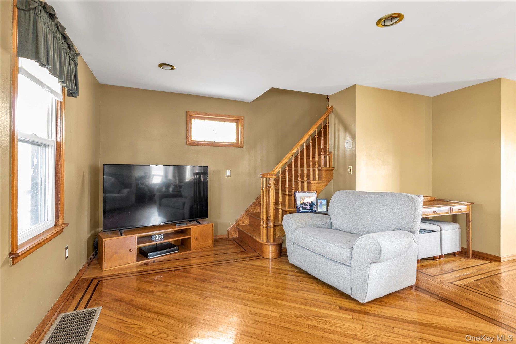 #3 photo, 15 Eton Street, Нассау ‖ Valley Stream , NY 11581