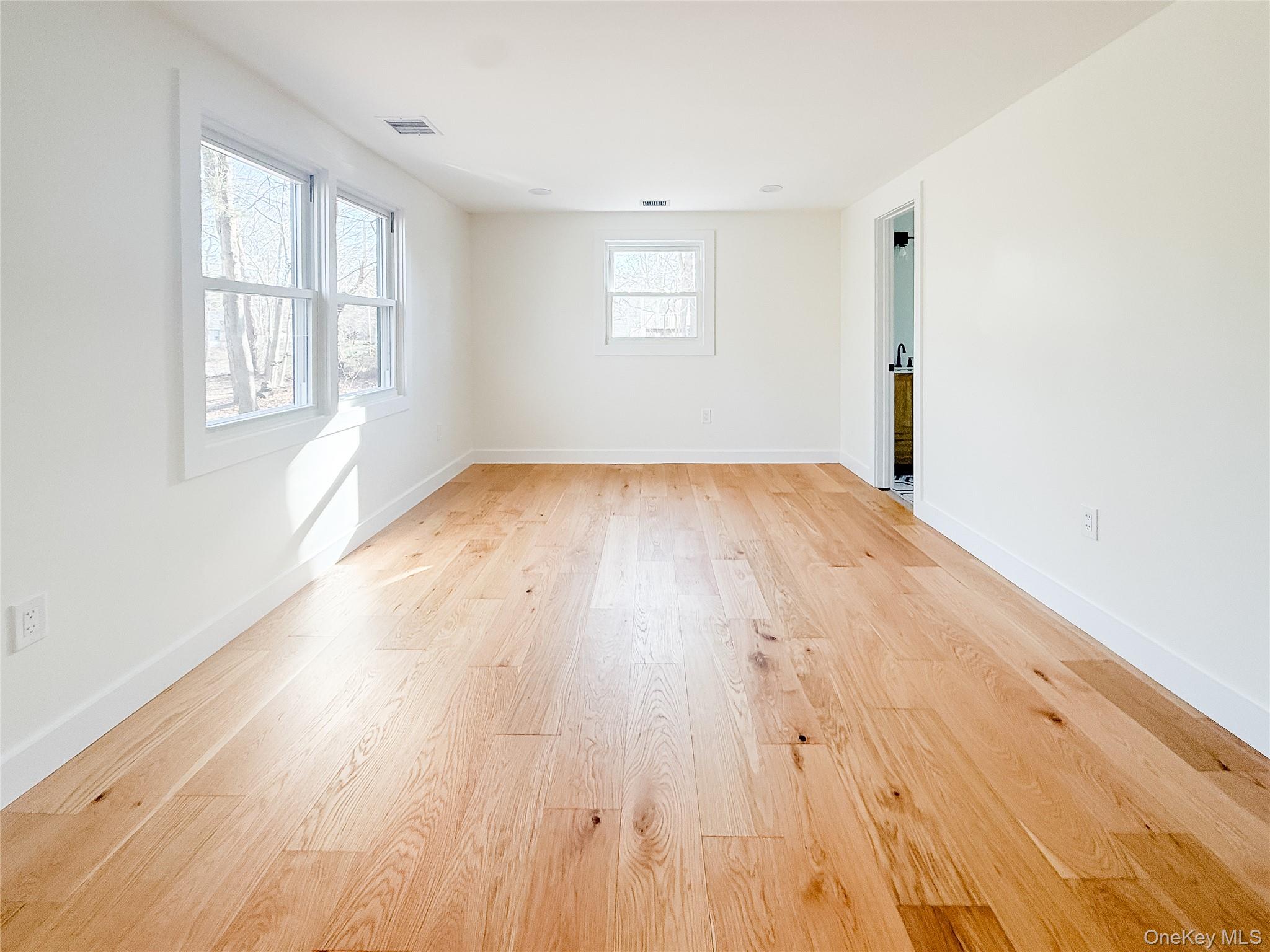 #5 photo, 134 Hallock Road, מחוז סאפוק Lake Grove , NY 11755