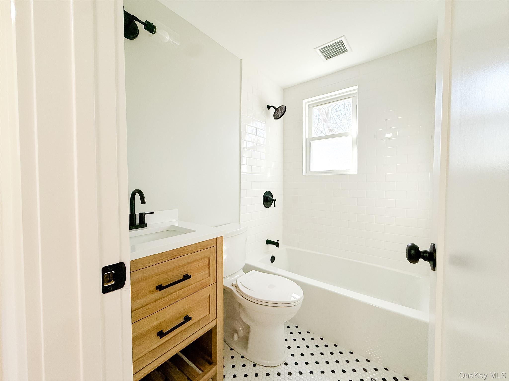 #6 photo, 134 Hallock Road, מחוז סאפוק Lake Grove , NY 11755