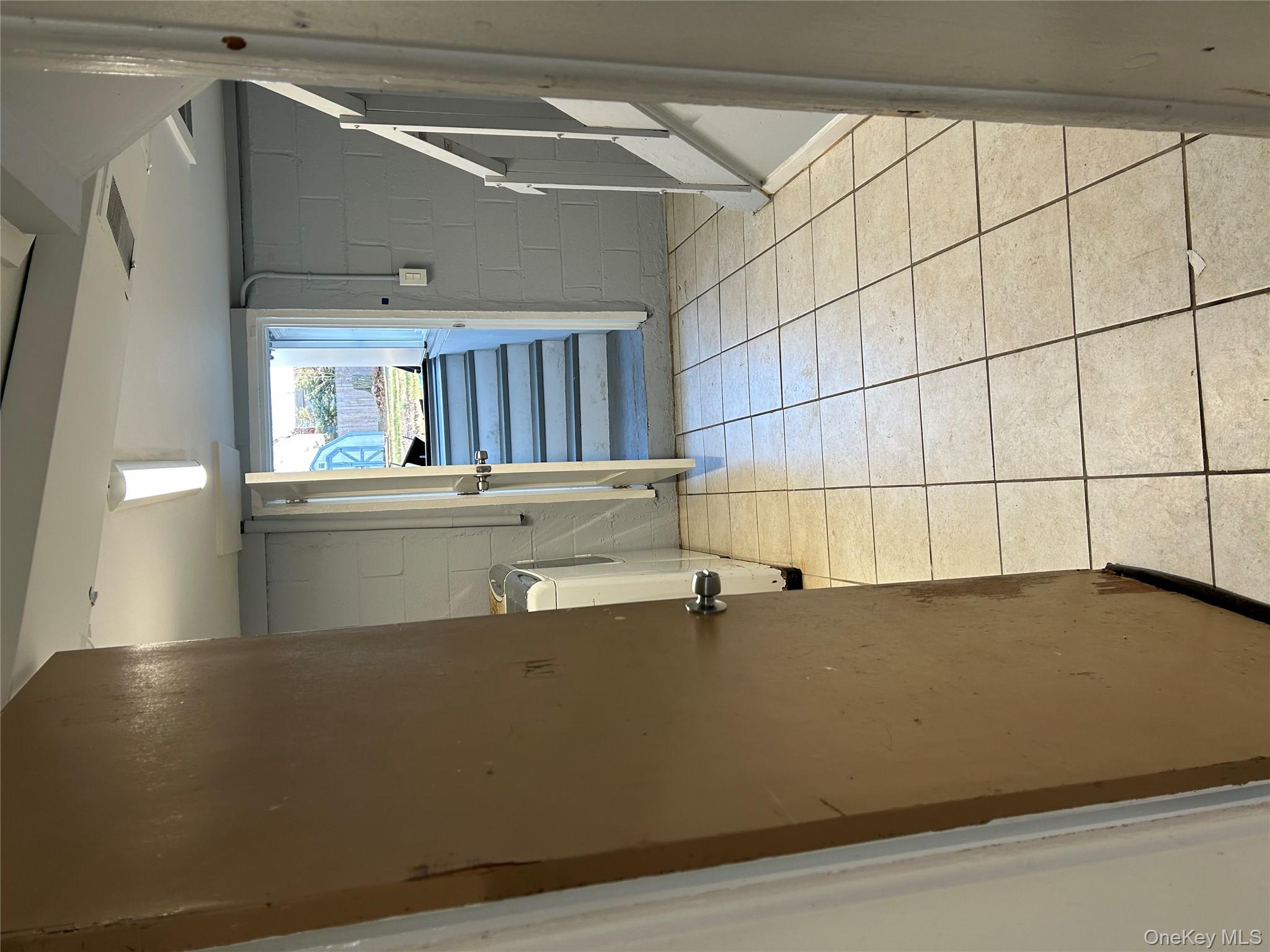 #2 photo, 30 Gates Avenue, Саффолк ‖ Brentwood , NY 11717