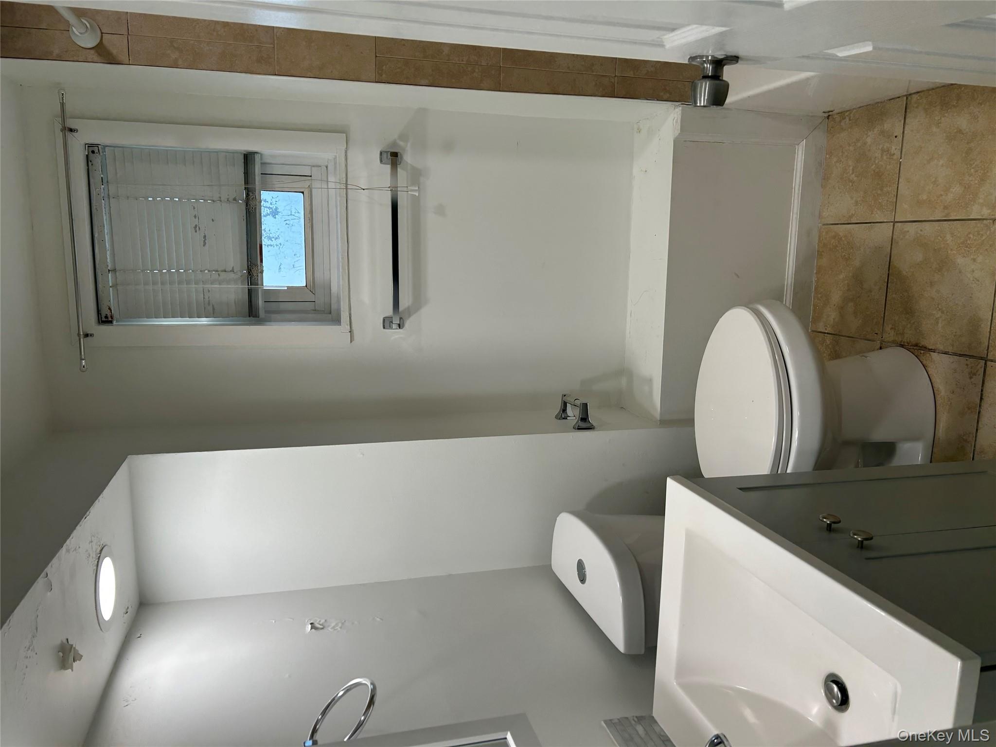 #5 photo, 30 Gates Avenue, Саффолк ‖ Brentwood , NY 11717