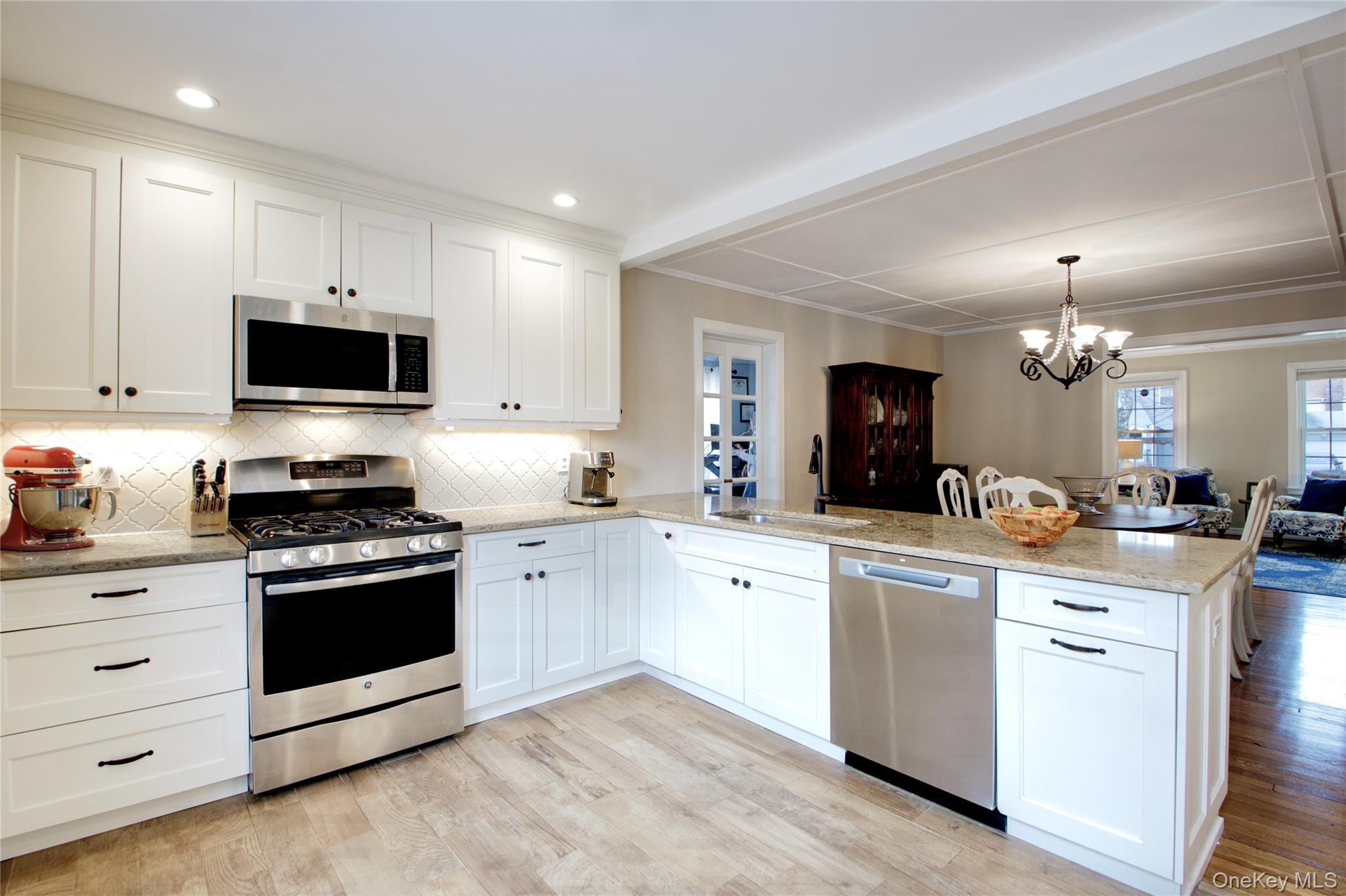 #18 photo, 20 Salisbury Avenue, ناسو Stewart Manor , NY 11530