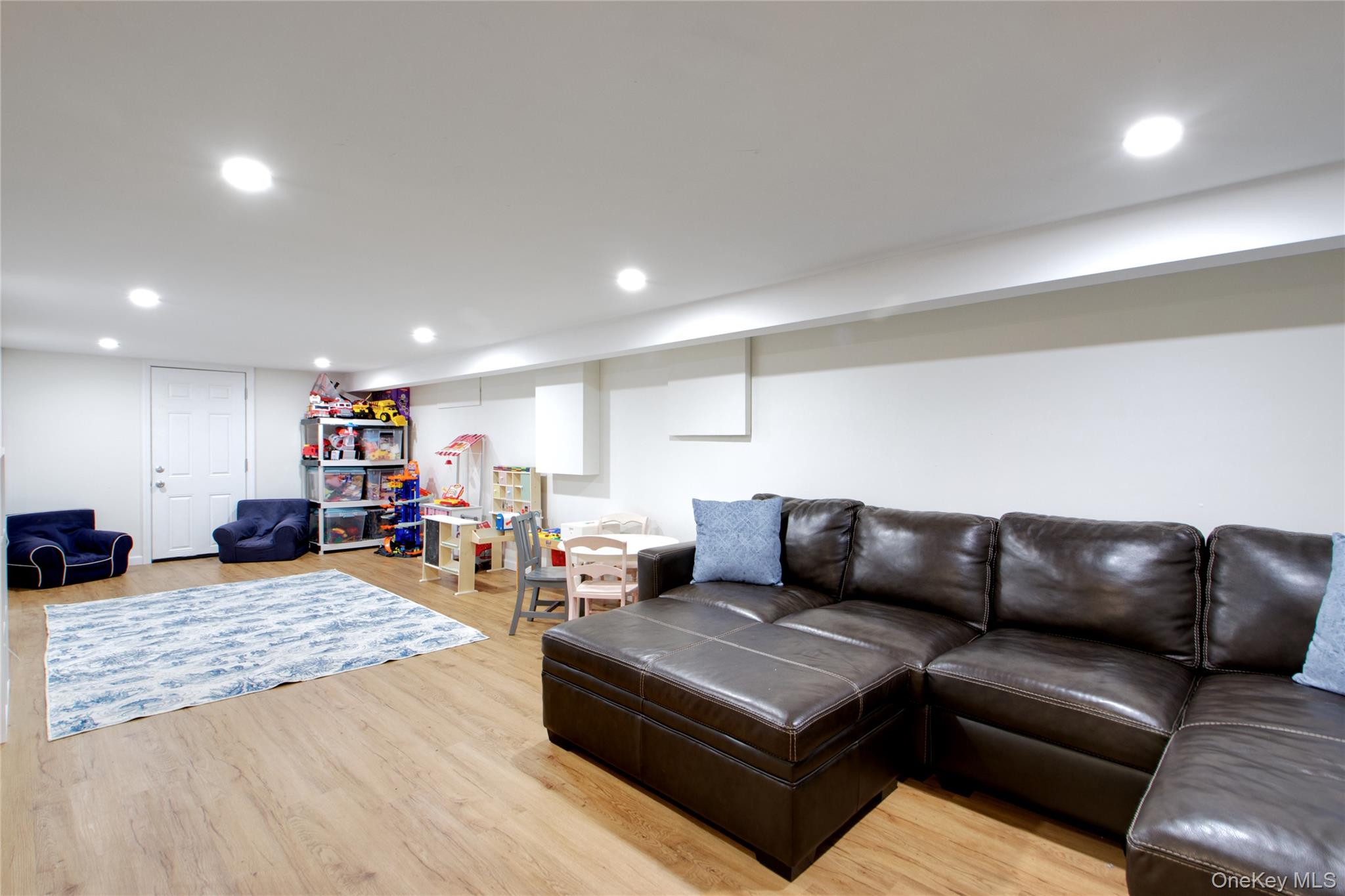 #20 photo, 20 Salisbury Avenue, ناسو Stewart Manor , NY 11530