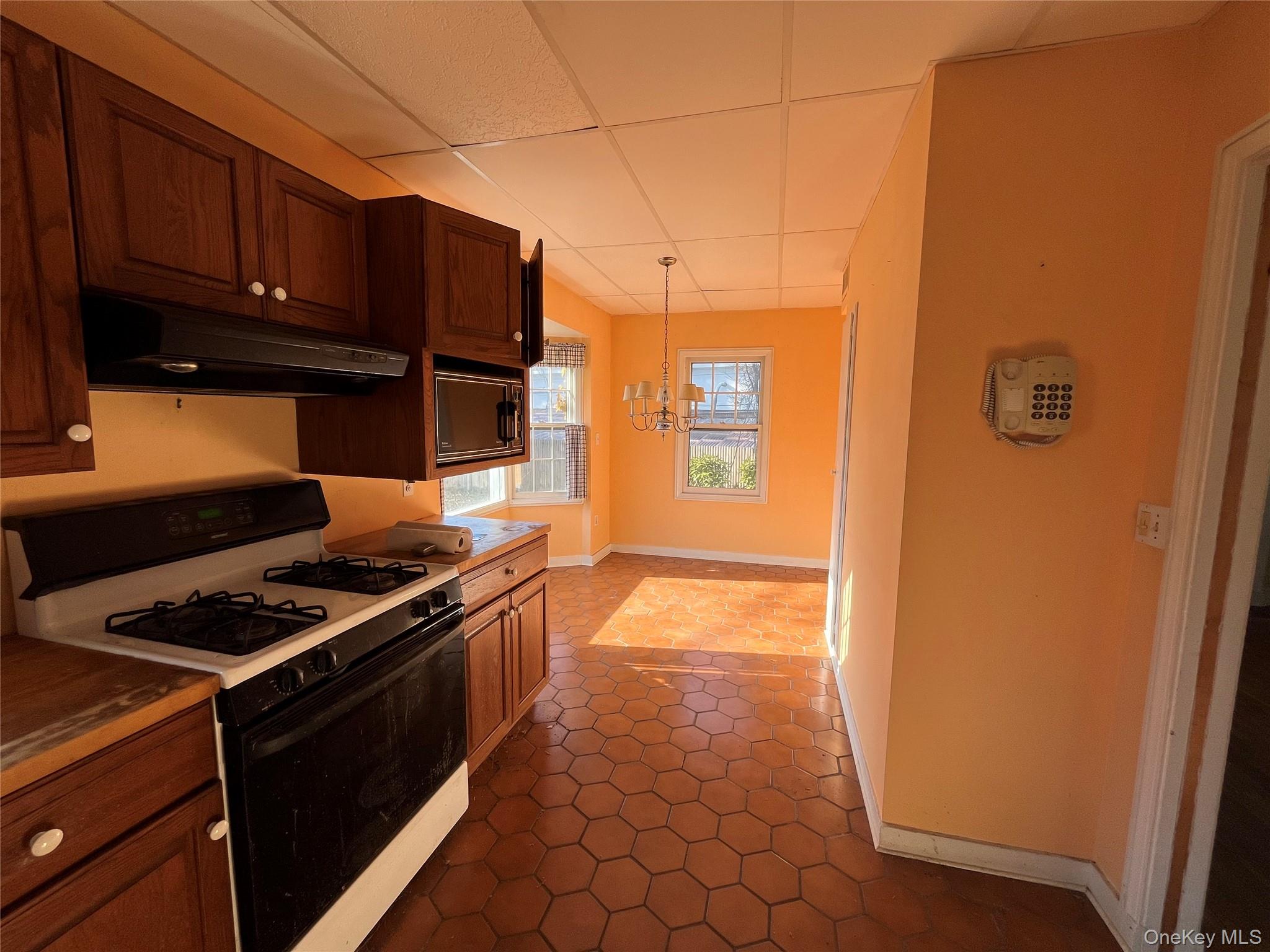 #8 photo, 8 Ketewomoke Drive, सफ़ोक काउंटी Halesite , NY 11743