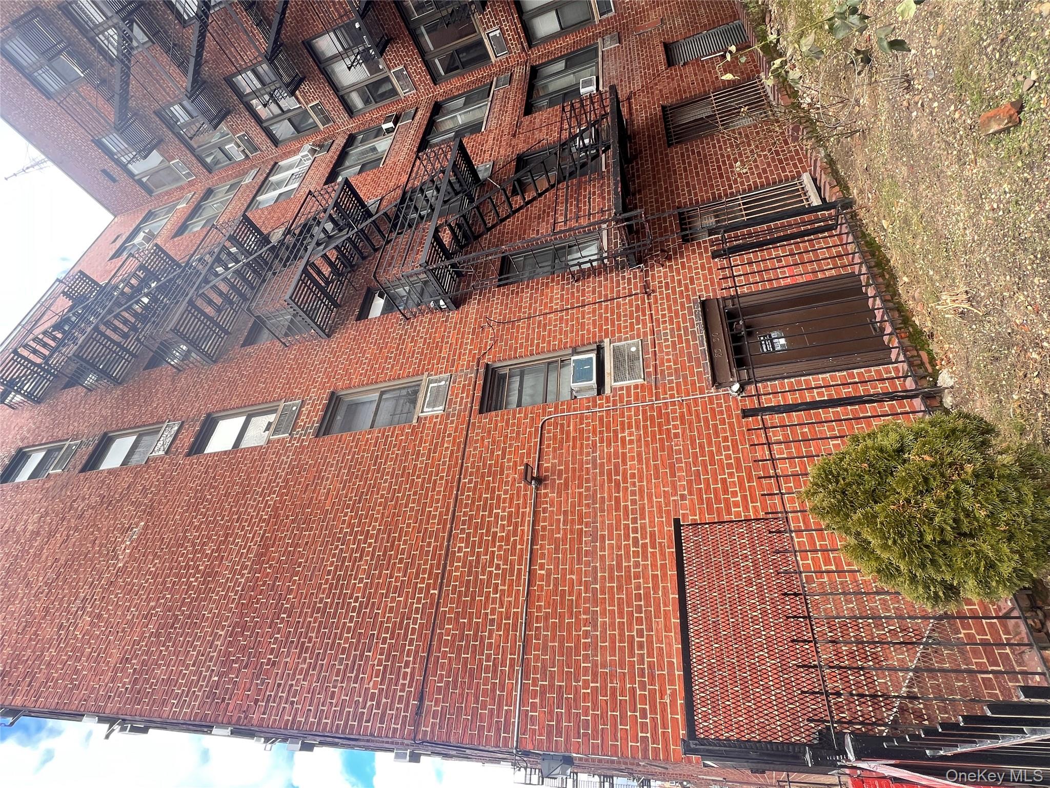 #2 photo, 83-30 Vietor Avenue, קווינס Elmhurst , NY 11373