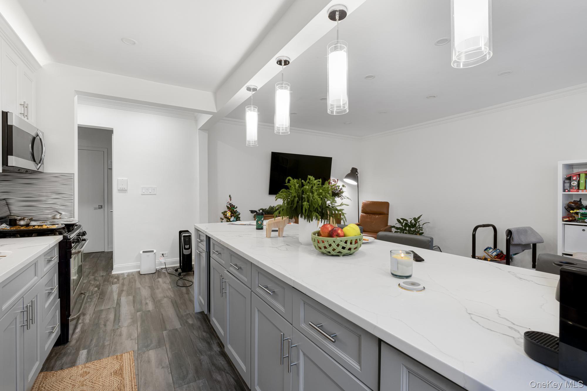 #3 photo, 1950 80th Street, कुईंस East Elmhurst , NY 11370