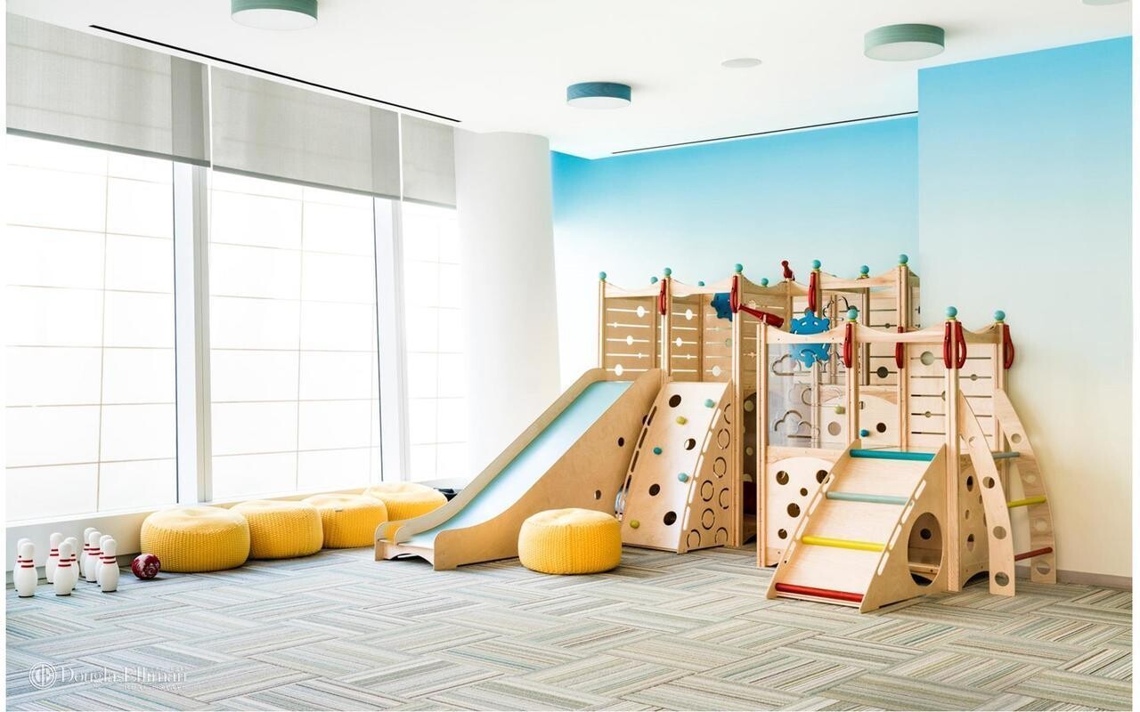 #20 photo, 50 WEST Street, Financial District , NY 10006