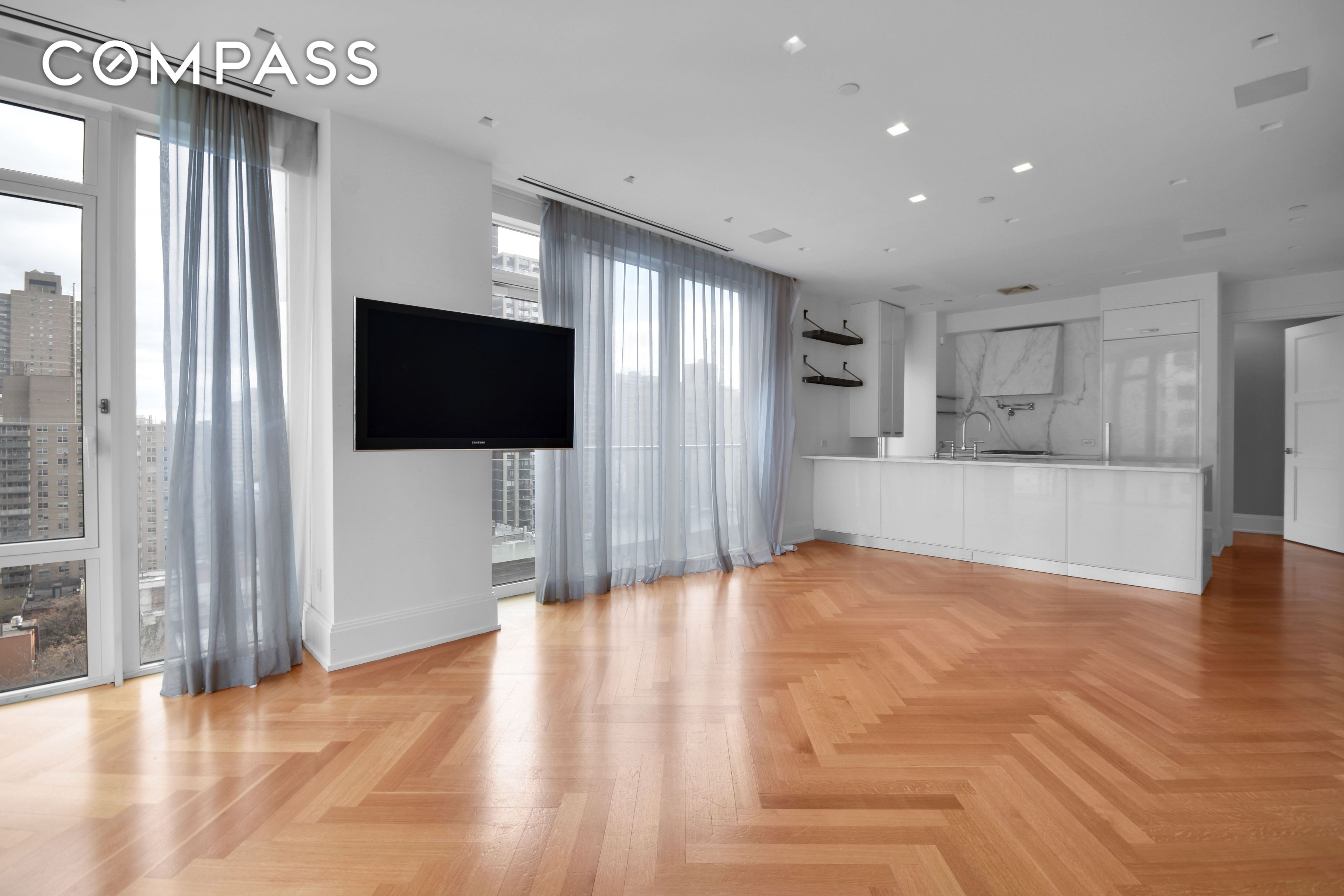 #1 photo, 305 E 85th Street, Upper East Side , NY 10028