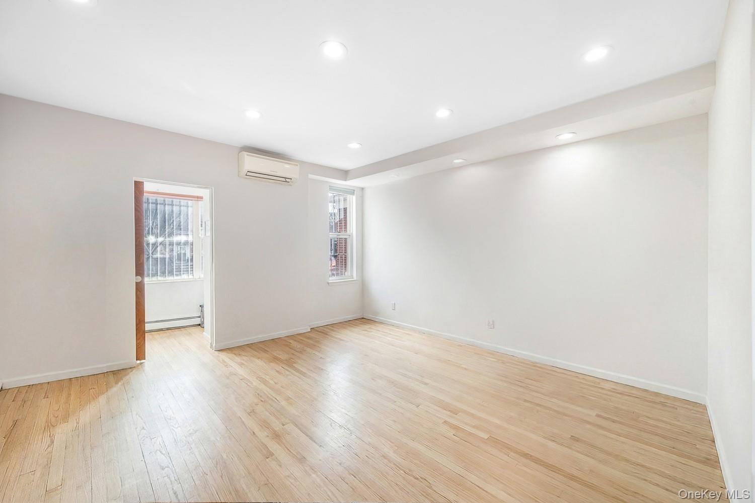 #7 photo, 23-36 36th Street, Куинс ‖ Astoria , NY 11105