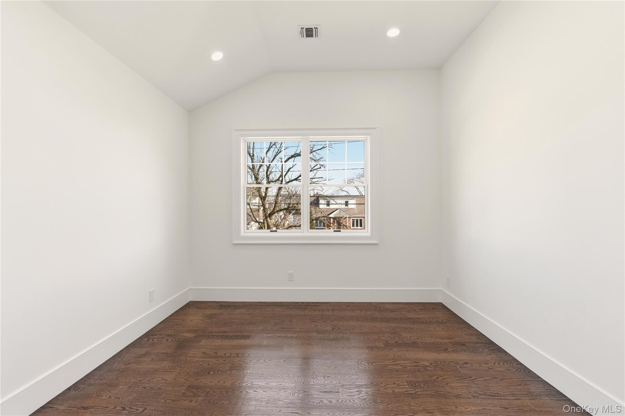 #19 photo, 12 Lee Avenue, Нассау ‖ Albertson , NY 11507