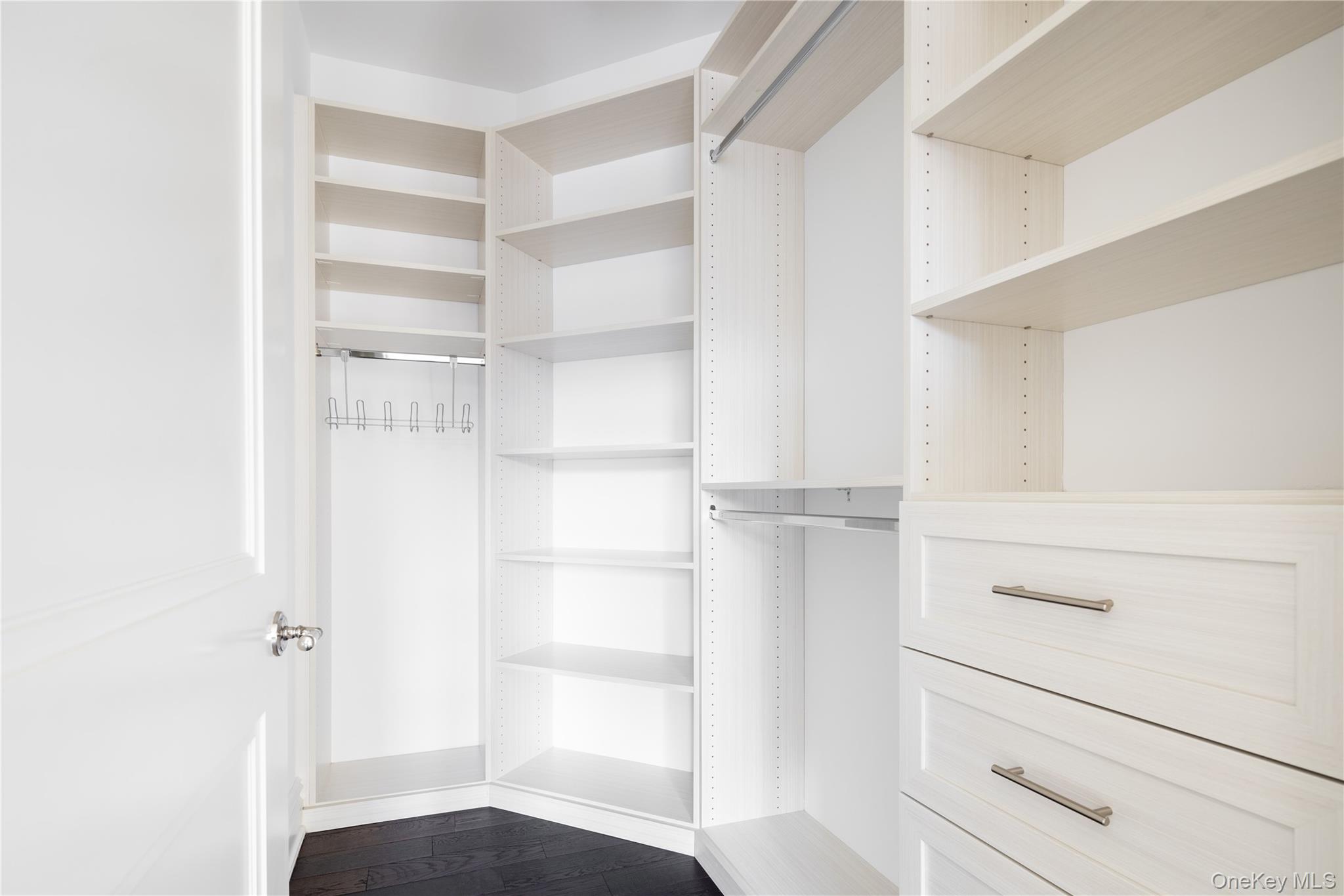 #6 photo, 2000 Royal Court, מחוז נסאו North Hills , NY 11040