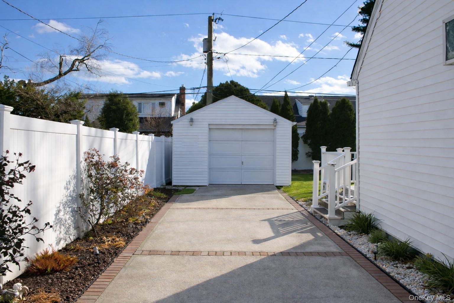 #2 photo, 1696 Francis Drive, नासाउ काउंटी East Meadow , NY 11554