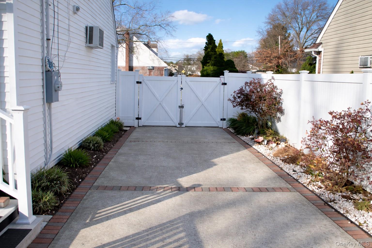 #4 photo, 1696 Francis Drive, नासाउ काउंटी East Meadow , NY 11554