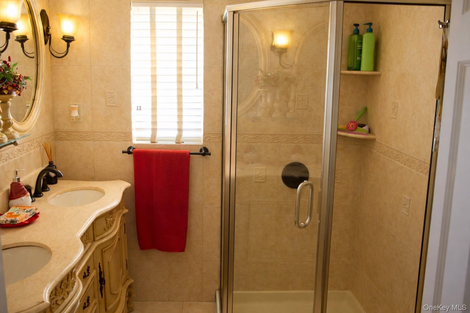 #8 photo, 1696 Francis Drive, नासाउ काउंटी East Meadow , NY 11554