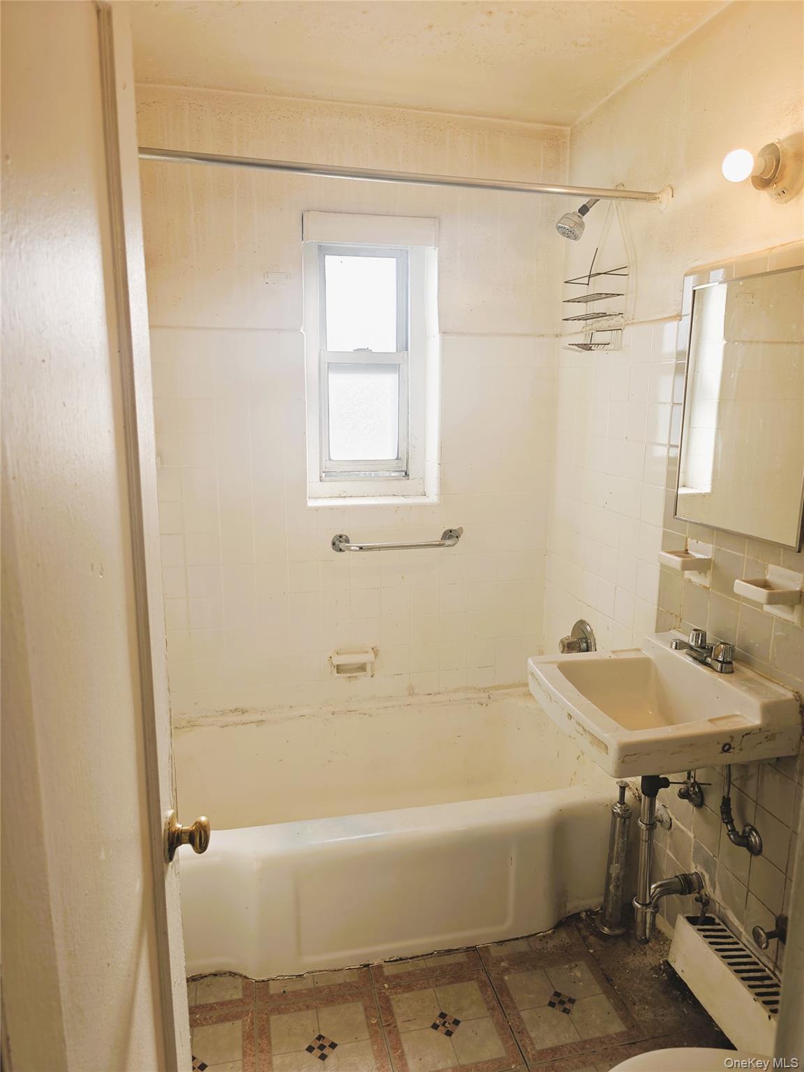 #6 photo, 110-23 66 Avenue, קווינס Forest Hills , NY 11375