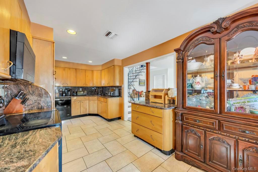 #10 photo, 3 Avelaine Court, מחוז סאפוק Babylon , NY 11702