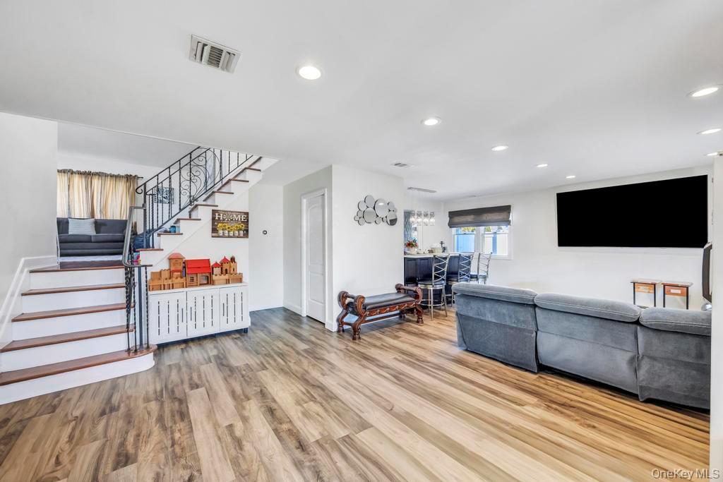 #5 photo, 3 Avelaine Court, מחוז סאפוק Babylon , NY 11702