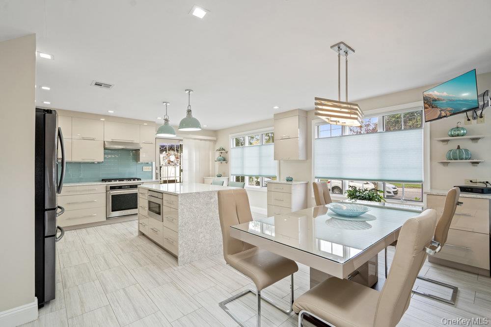 #13 photo, 939 Manor Lane, Саффолк ‖ Bay Shore , NY 11706