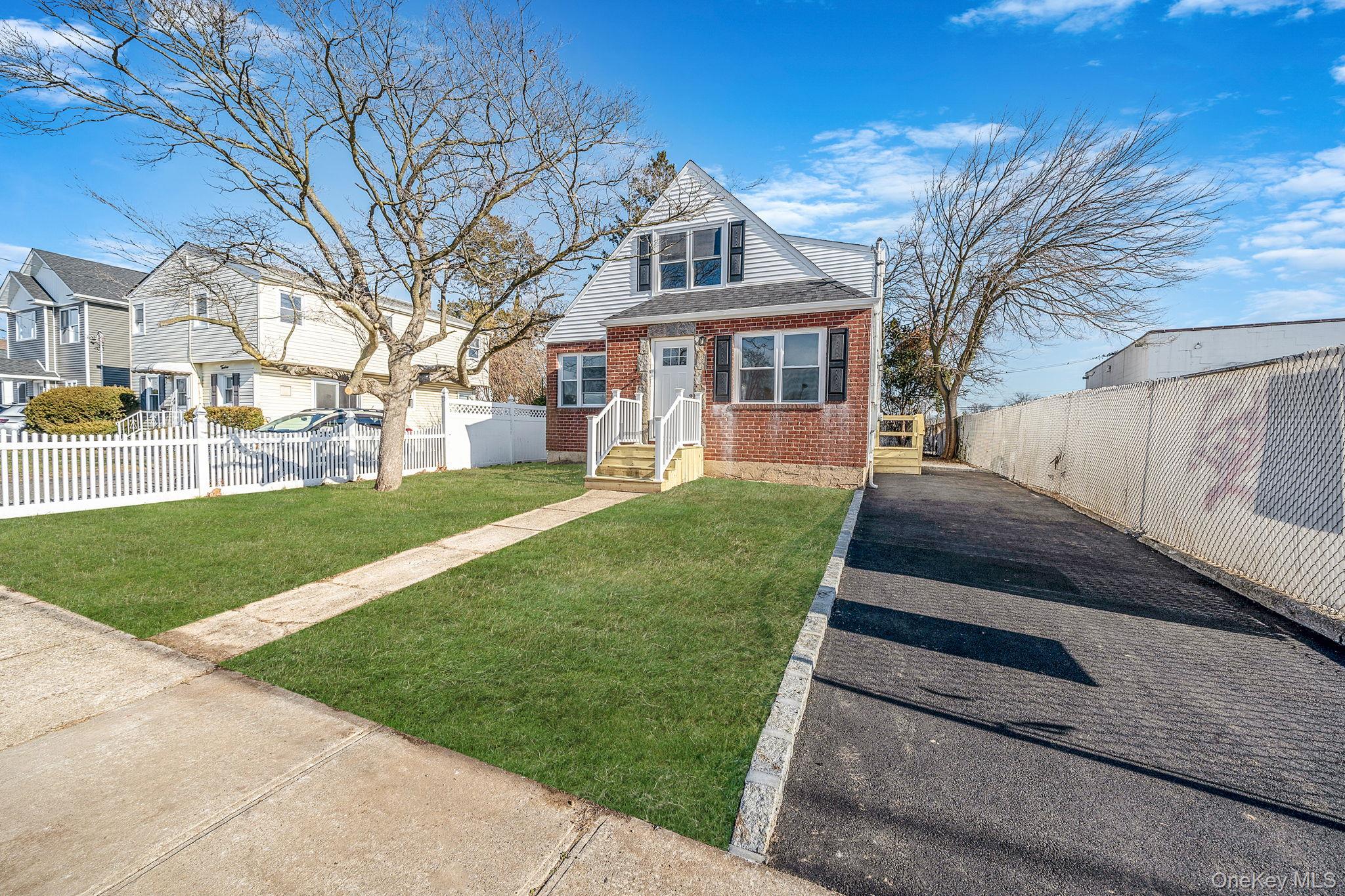 #2 photo, 8 Rockaway Avenue, מחוז נסאו Westbury , NY 11590