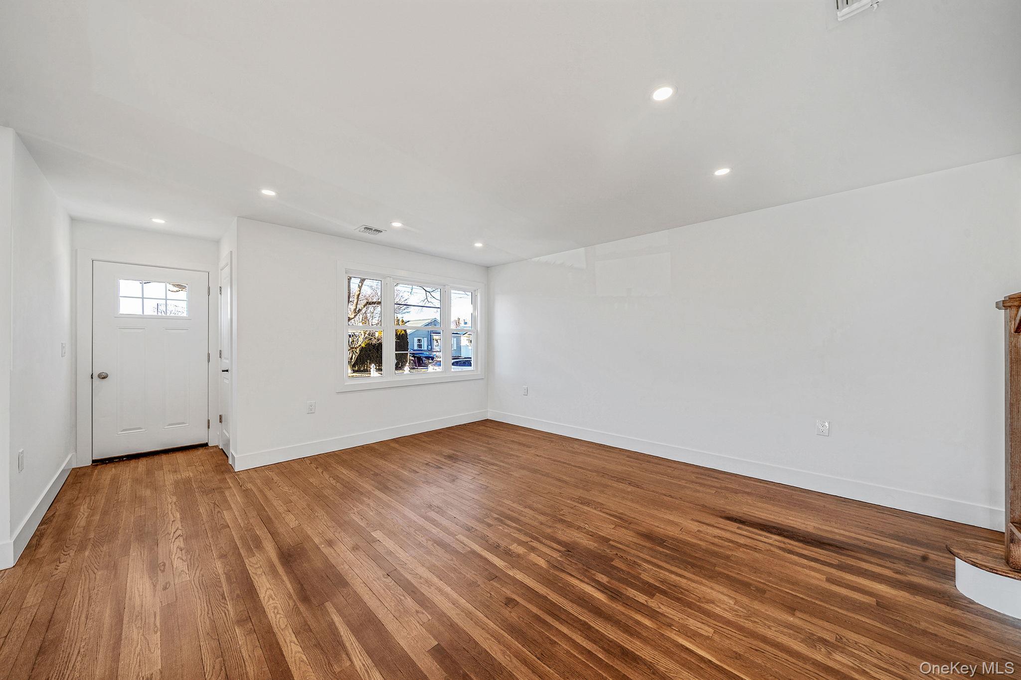 #4 photo, 8 Rockaway Avenue, מחוז נסאו Westbury , NY 11590