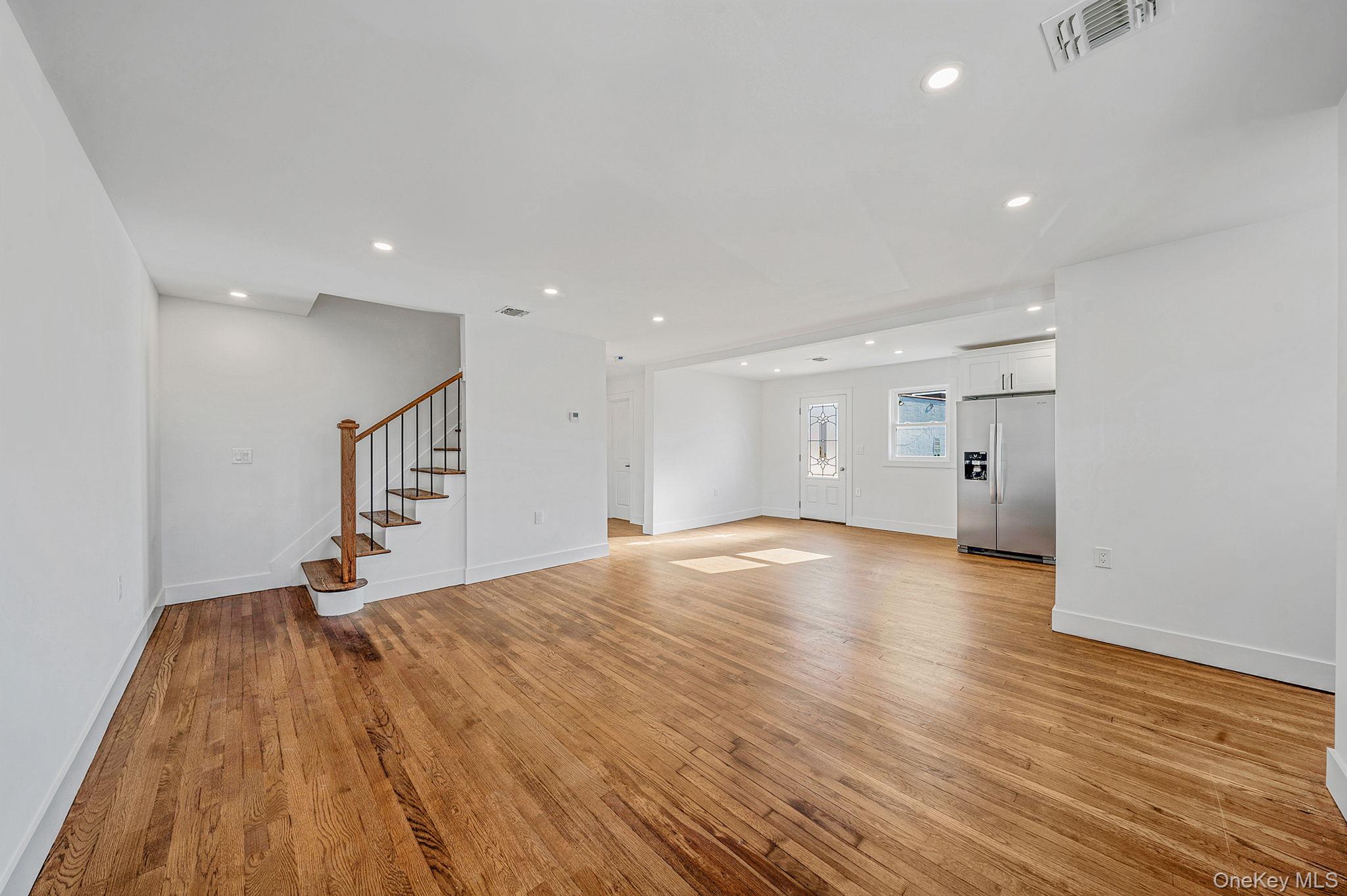 #5 photo, 8 Rockaway Avenue, מחוז נסאו Westbury , NY 11590