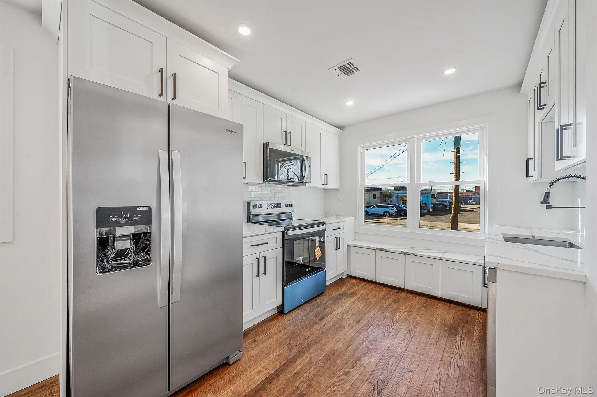 #7 photo, 8 Rockaway Avenue, מחוז נסאו Westbury , NY 11590