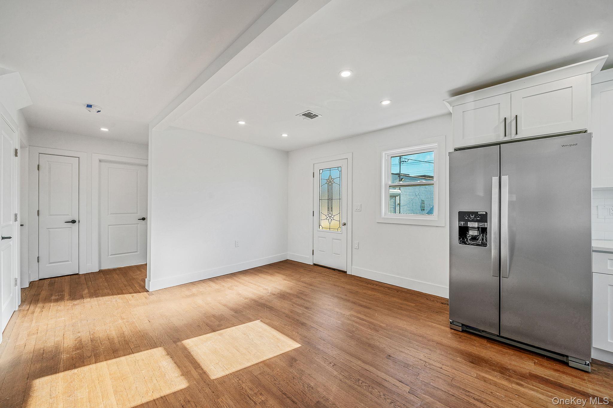 #8 photo, 8 Rockaway Avenue, מחוז נסאו Westbury , NY 11590