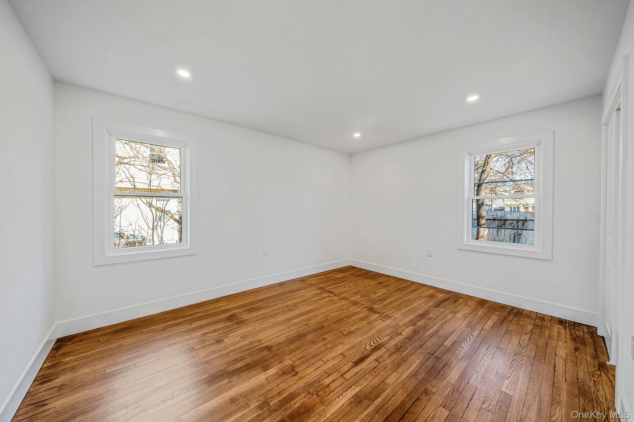 #9 photo, 8 Rockaway Avenue, מחוז נסאו Westbury , NY 11590