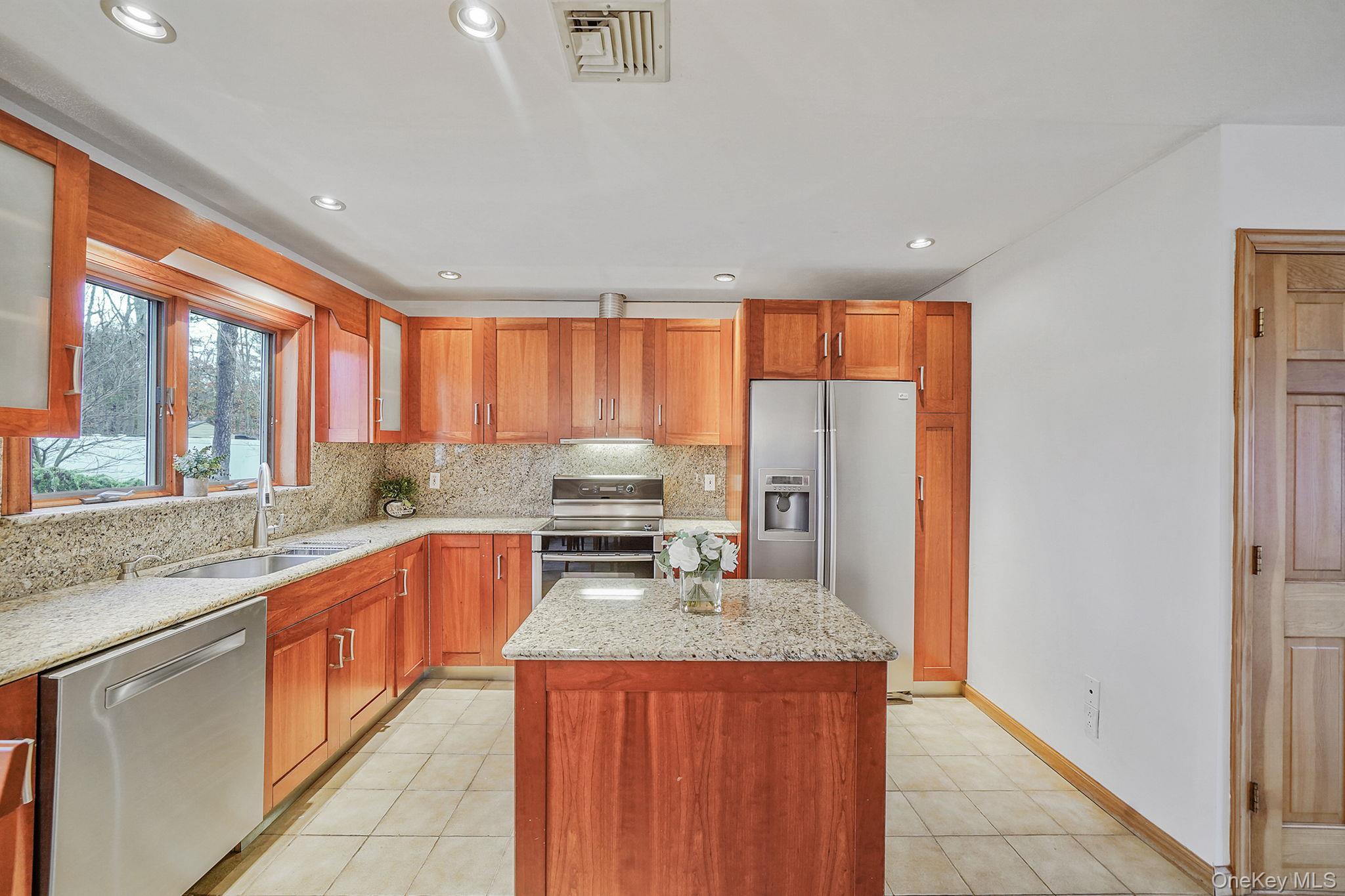 #18 photo, 52 San Rafael Avenue, सफ़ोक काउंटी Holbrook , NY 11741