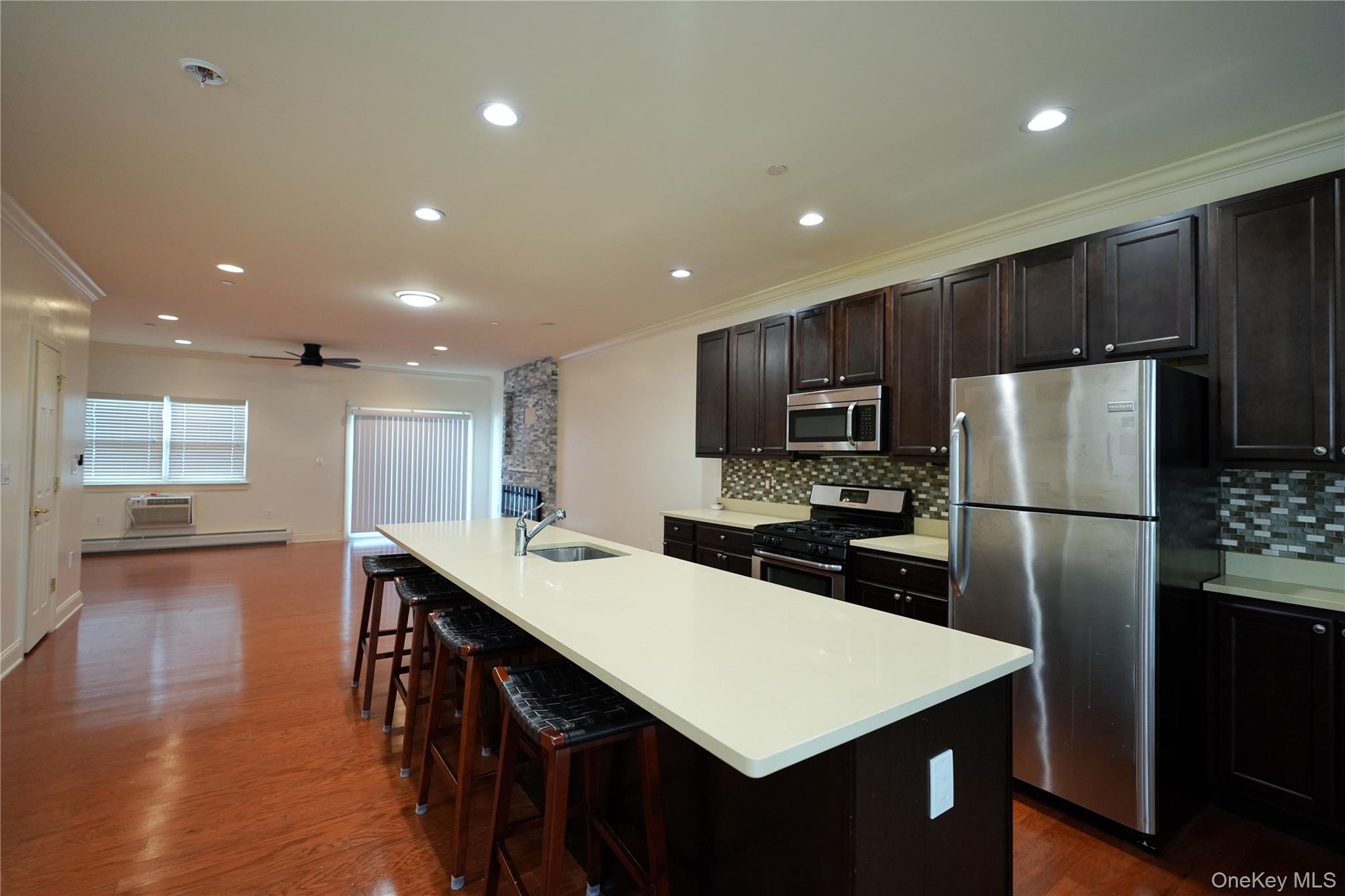 #1 photo, 102 Cove Court, Бронкс ‖ Bronx , NY 10473