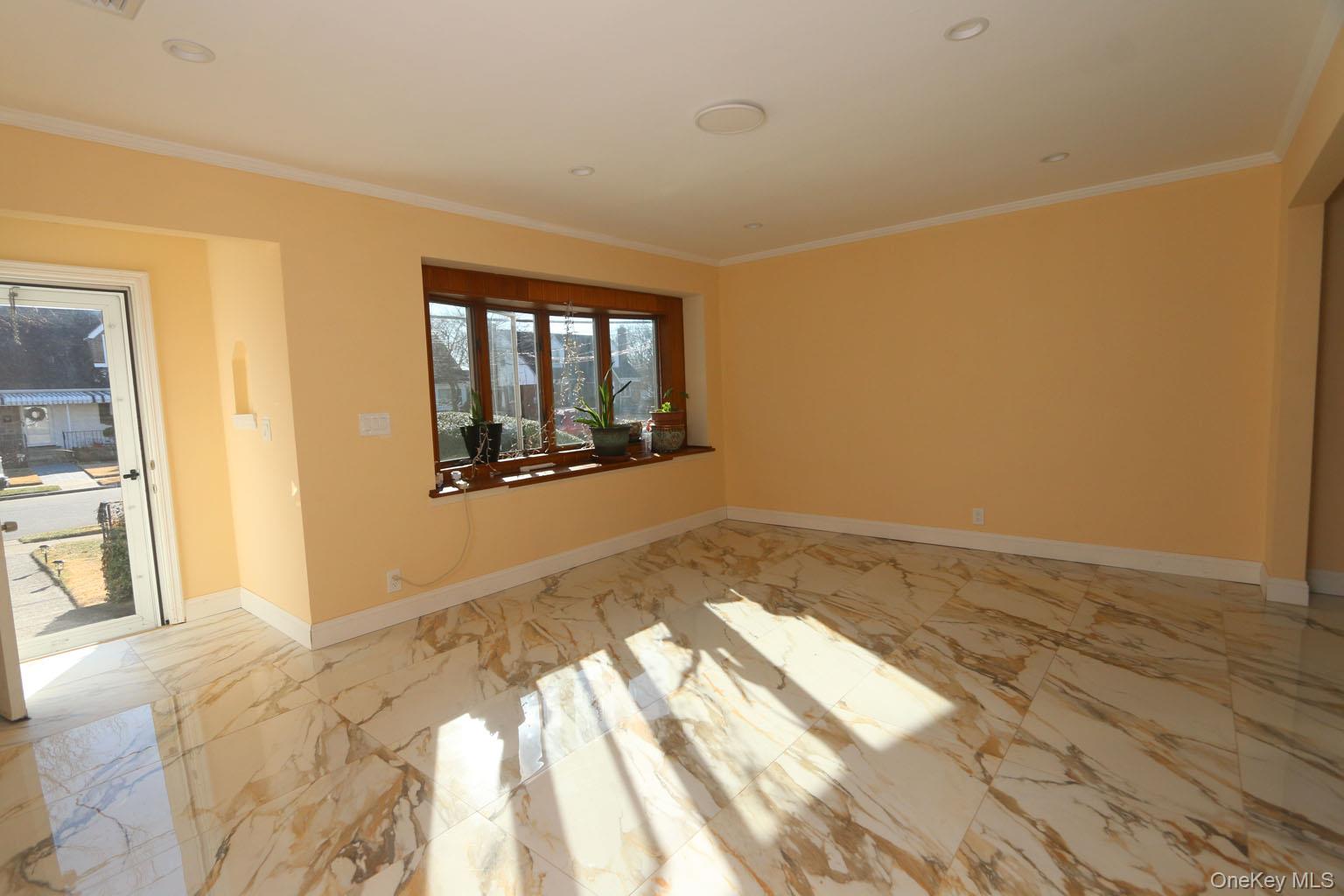 #3 photo, 73 Evans Street, 長島 New Hyde Park , NY 11040