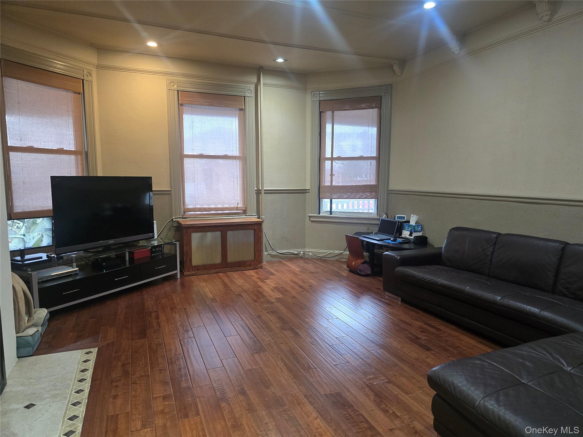 #6 photo, 42-19 218 Street, קווינס Bayside , NY 11361