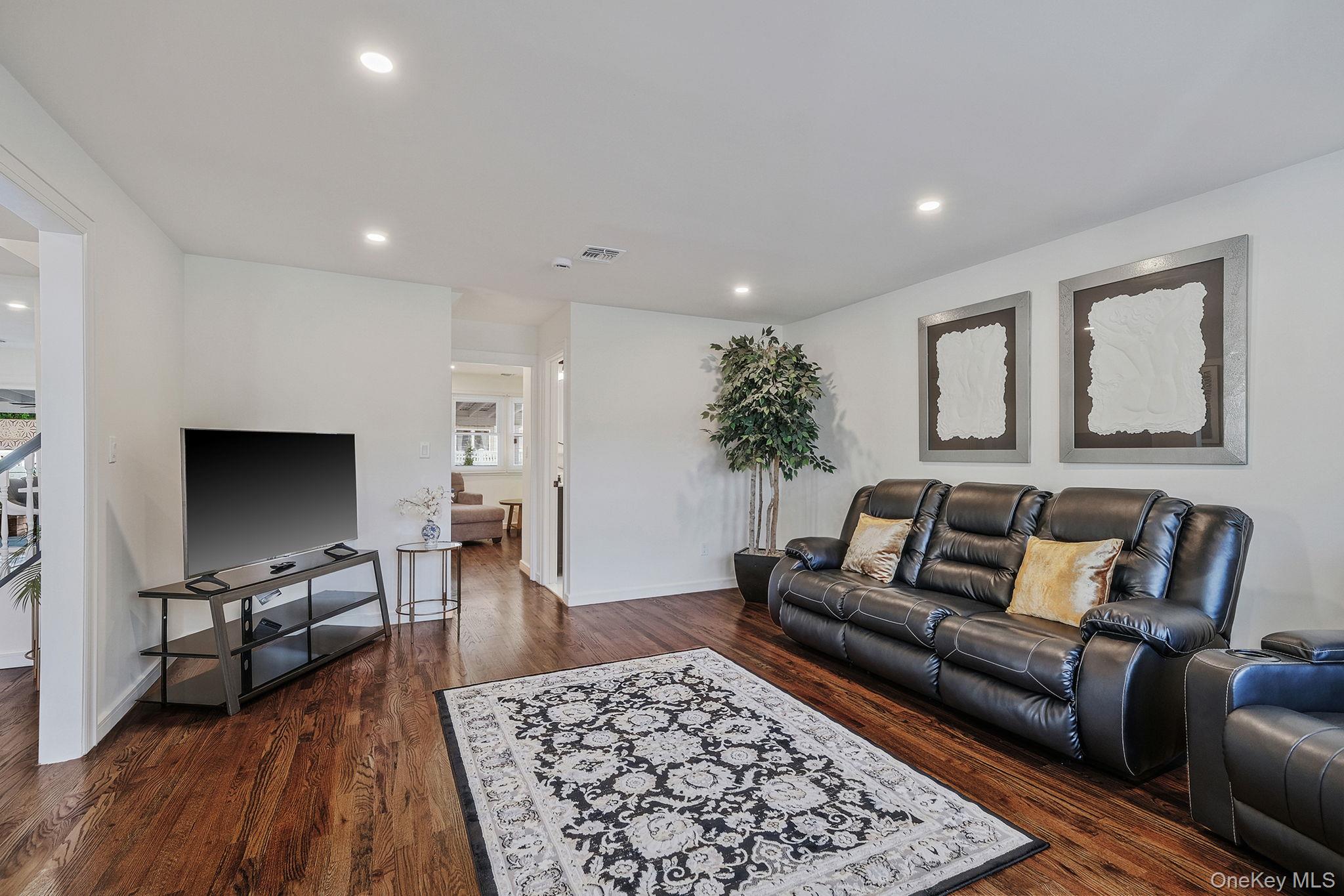 #17 photo, 2 Polo Street, سوفولك Dix Hills , NY 11746