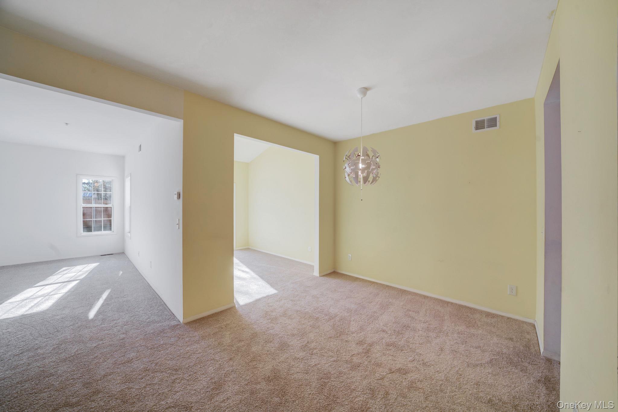 #12 photo, 11 Cranberry Circle, מחוז סאפוק Medford , NY 11763