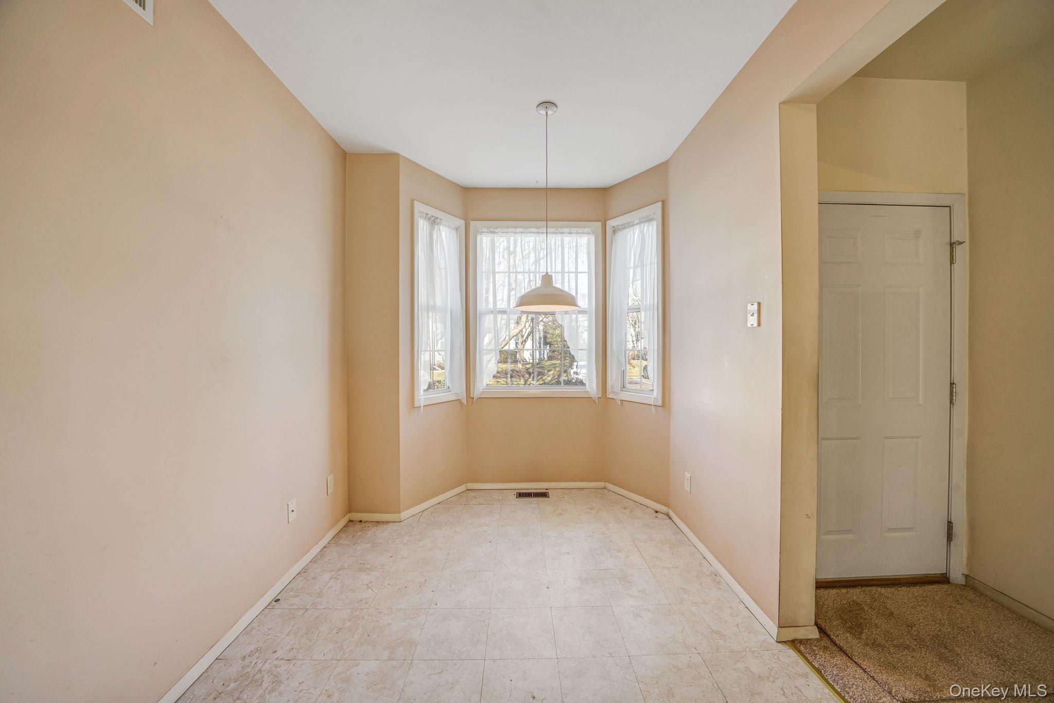 #6 photo, 11 Cranberry Circle, מחוז סאפוק Medford , NY 11763