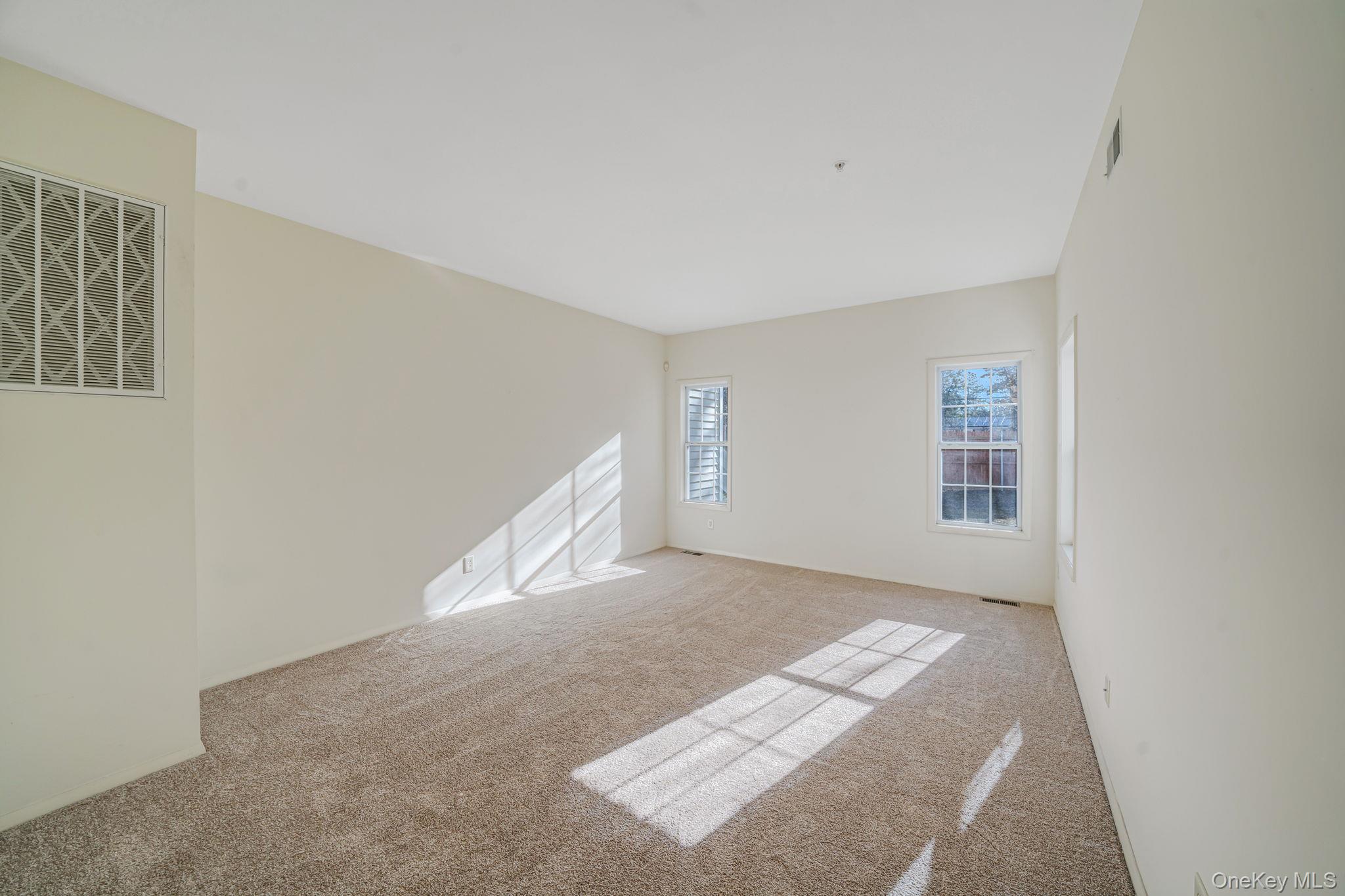 #8 photo, 11 Cranberry Circle, מחוז סאפוק Medford , NY 11763