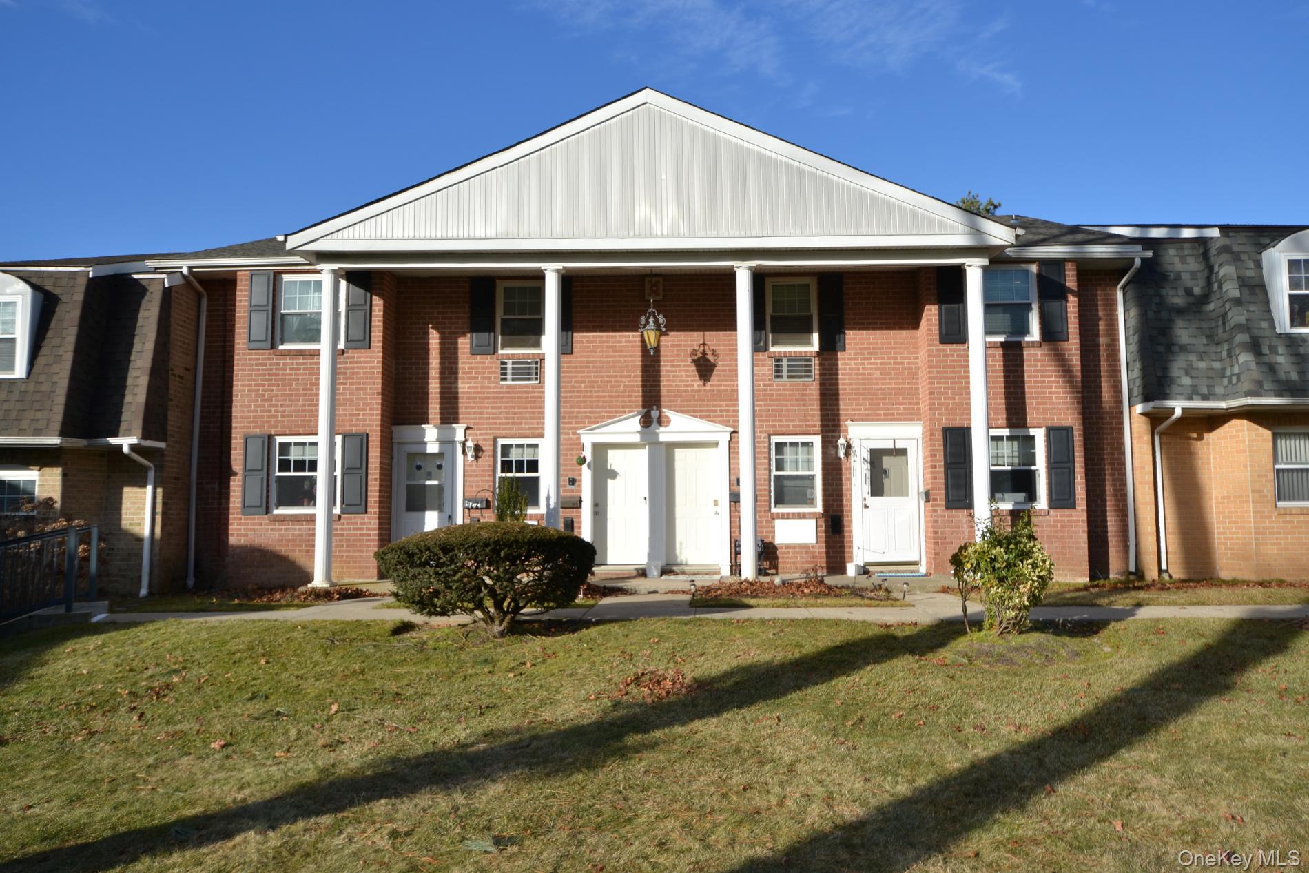 #1 photo, 25 Glen Hollow Drive, سوفولك Holtsville , NY 11742