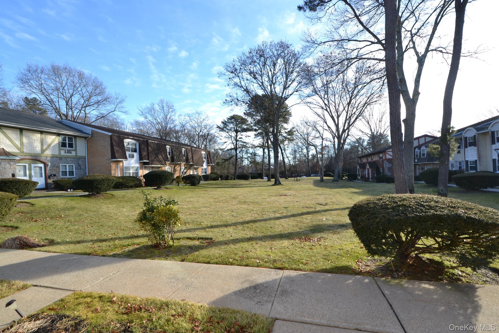 #16 photo, 25 Glen Hollow Drive, سوفولك Holtsville , NY 11742