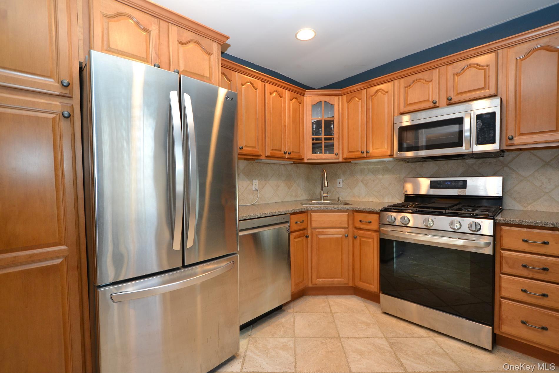 #3 photo, 25 Glen Hollow Drive, سوفولك Holtsville , NY 11742