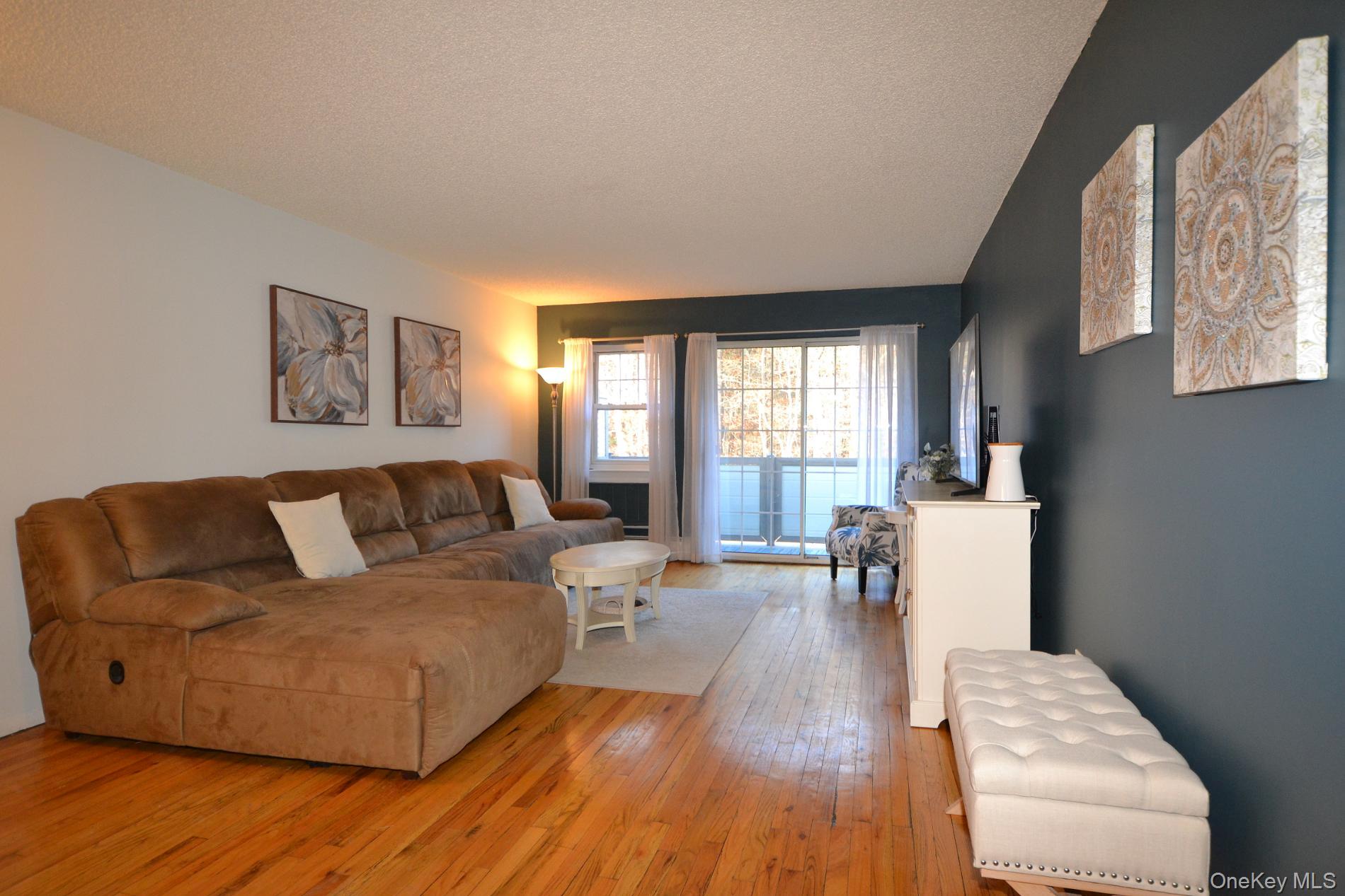 #8 photo, 25 Glen Hollow Drive, سوفولك Holtsville , NY 11742